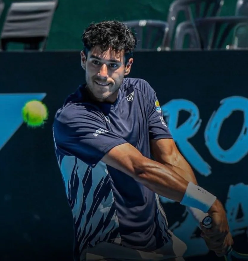 🎾 #Tenis &iexcl;Dani Vallejo 🇵🇾 con debut triunfal en el #AustralianOpen 🇦🇺 2026! 🤩

🙋🏻&zwj;♂️ @danivallejo8 venci&oacute; con autoridad a Rodrigo Pacheco 🇲🇽 por 6-1 6-2 y ya es habitante de la segunda ronda de la Qualy del Australian Open,