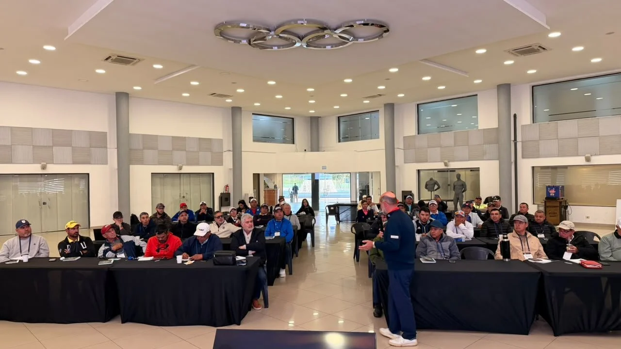 Profesores de golf del Paraguay se capacitan en el Comité Olímpico Paraguayo.