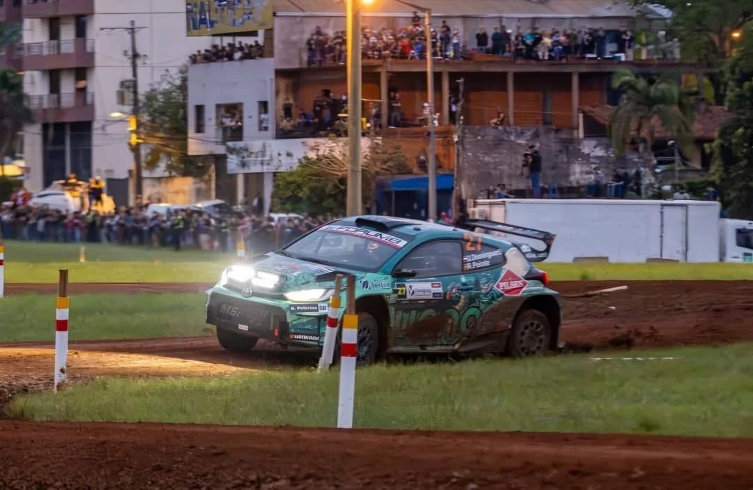 Diego Domínguez mantiene el liderazgo de la WRC2 y cierra séptimo; Fau Zaldívar entra al Top 10.