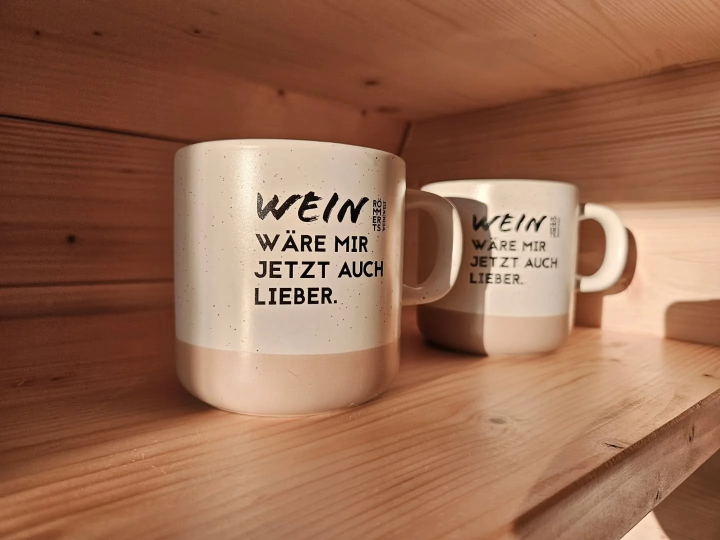 Ein guter Tag startet mit Kaffee und endet mit Wein.