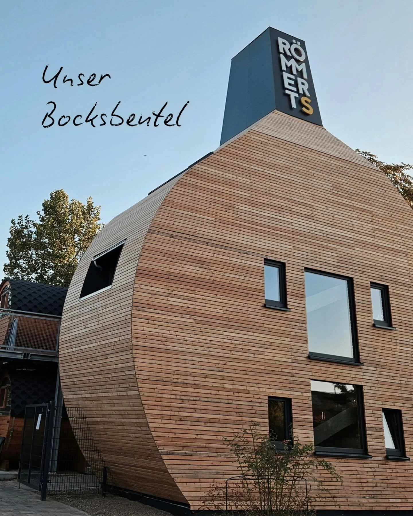 Unser Bocksbeutel - ein Ort zum Ankommen, Entspannen und Genie&szlig;en. Drei Etagen, gefertigt aus Holz, bieten Platz f&uuml;r bis zu vier Personen.