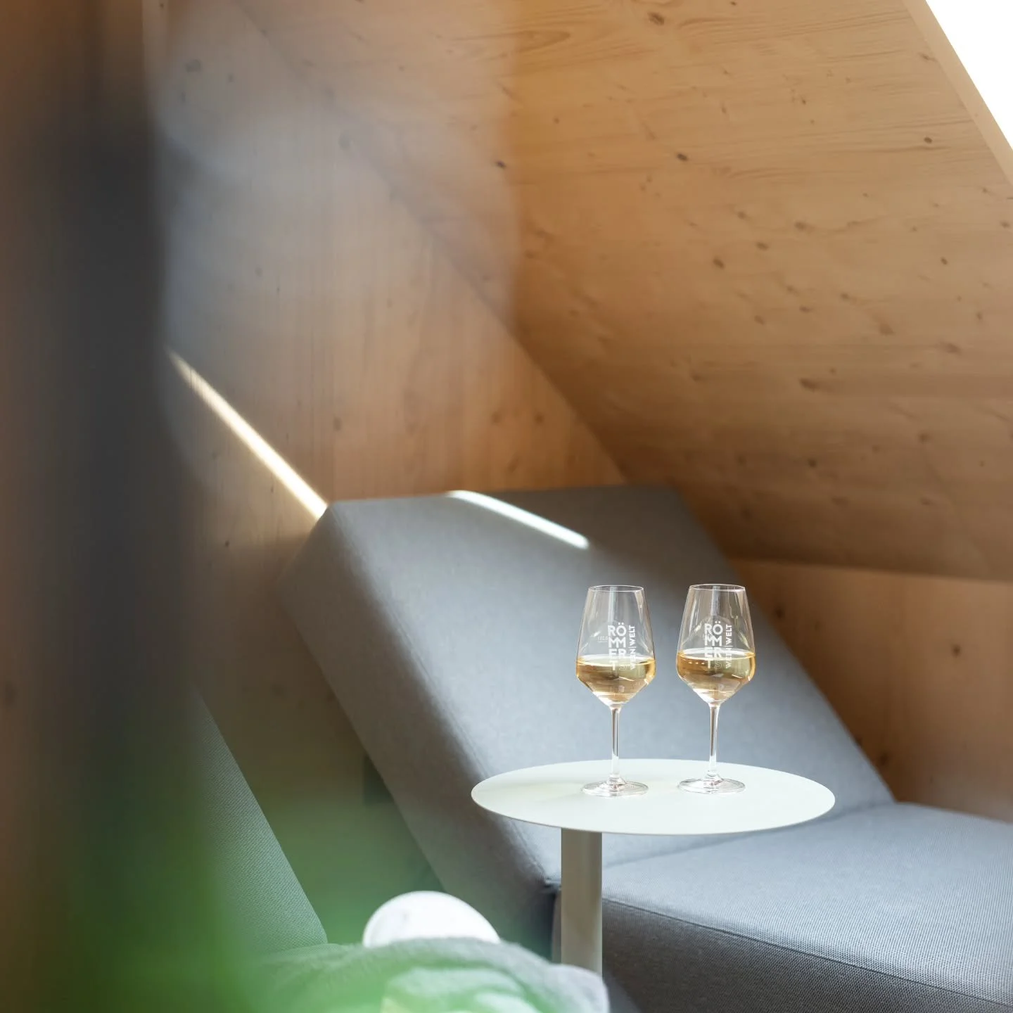 Reinkommen zum Runterkommen. Eine Sauna, ein Ruhebereich, ein kleiner Spa-Moment mit atemberaubenden Ausblick &uuml;ber die Mainschleife. Und das ganz f&uuml;r euch alleine. 

#bocksbeutel #auszeit #franken