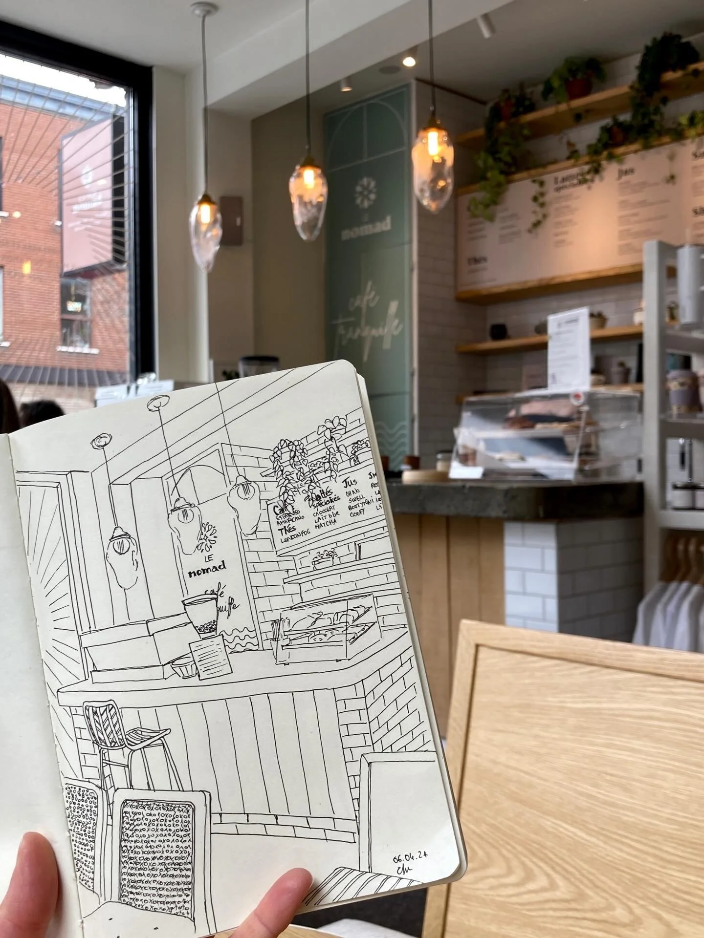 Souvenir de ce caf&eacute; &agrave; Montr&eacute;al dont j&rsquo;avais tout aim&eacute;, jusqu&rsquo;&agrave; la d&eacute;coration de la salle de bain 🫶☀️

Le nom &laquo;&nbsp;Le nomad Caf&eacute;&nbsp;&raquo; @nomadcafetranquille, qui me rappelait 