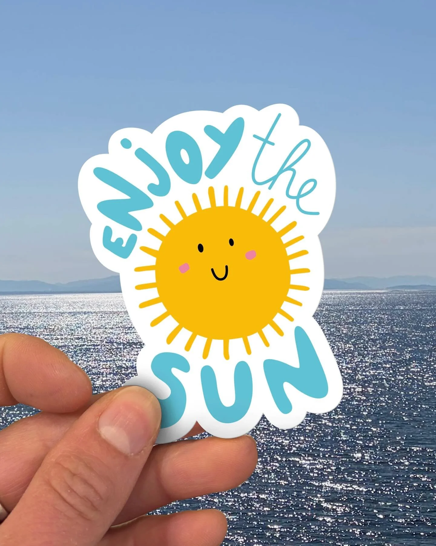 Trop kiki ☀️🙈

J&rsquo;aime toujours autant voir un dessin se transformer en une collection d&rsquo;objets ! 

Je faisais &ccedil;a avant dans mon m&eacute;tier de designer d&rsquo;objet : je travaillais pour des marques et je cr&eacute;ais leurs pr