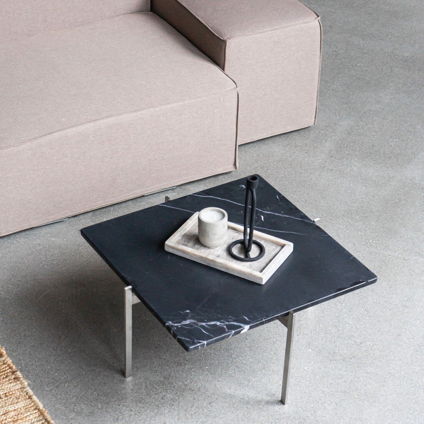 Sofabord i b&oslash;rstet rustfrit st&aring;l og sort marmor. 
W60 x L60 x H32 cm