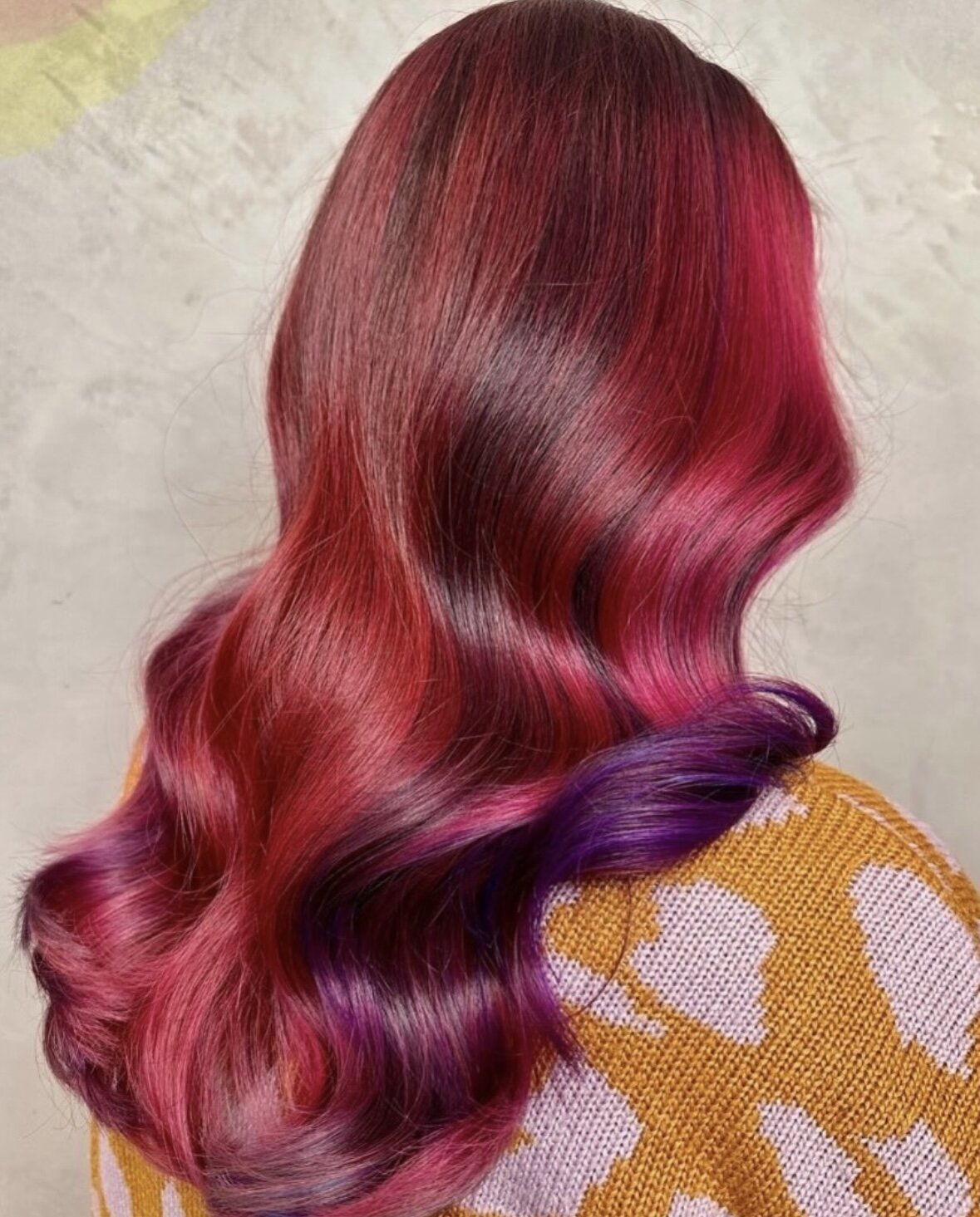 Wij kunnen geen genoeg krijgen van deze fantastische kleurensensatie gecre&euml;erd door @hierendhaar met @dangerjonesbenelux ❤️🩷💜 Wil jij meer weten over deze toffe nieuwe semi-permanente direct-dye kleuren? Kom dan naar de GETTING STARTED WITH DA