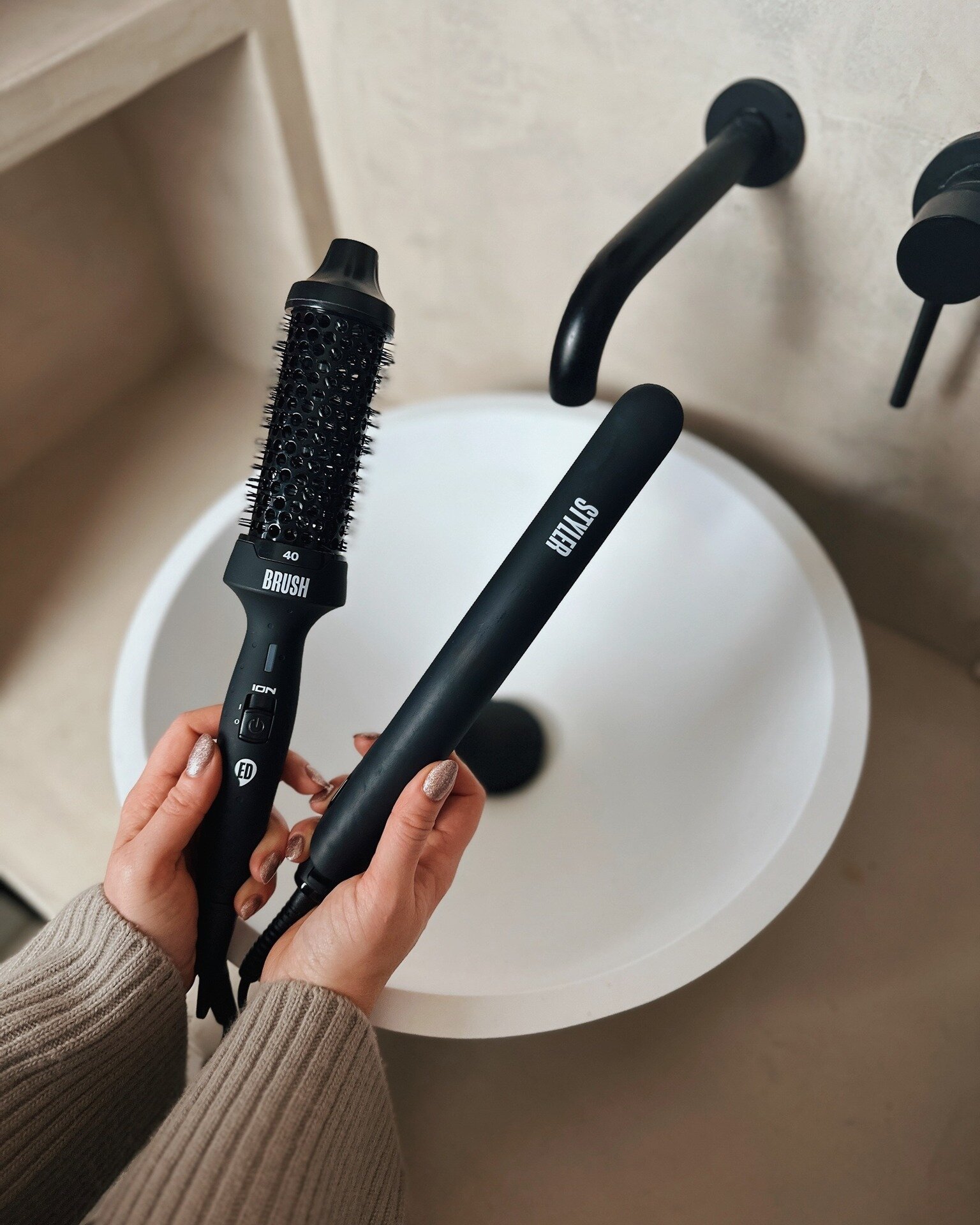 @evrydayhair's sizzling duo: de onweerstaanbare BRUSH en de betoverende STYLER 🖤 Heeft de nieuwe STYLER nog geen plekje heeft veroverd in jouw salon? Vraag jouw accountmanager om alle details of neem contact op met ons kantoor voor deze nieuwe must-