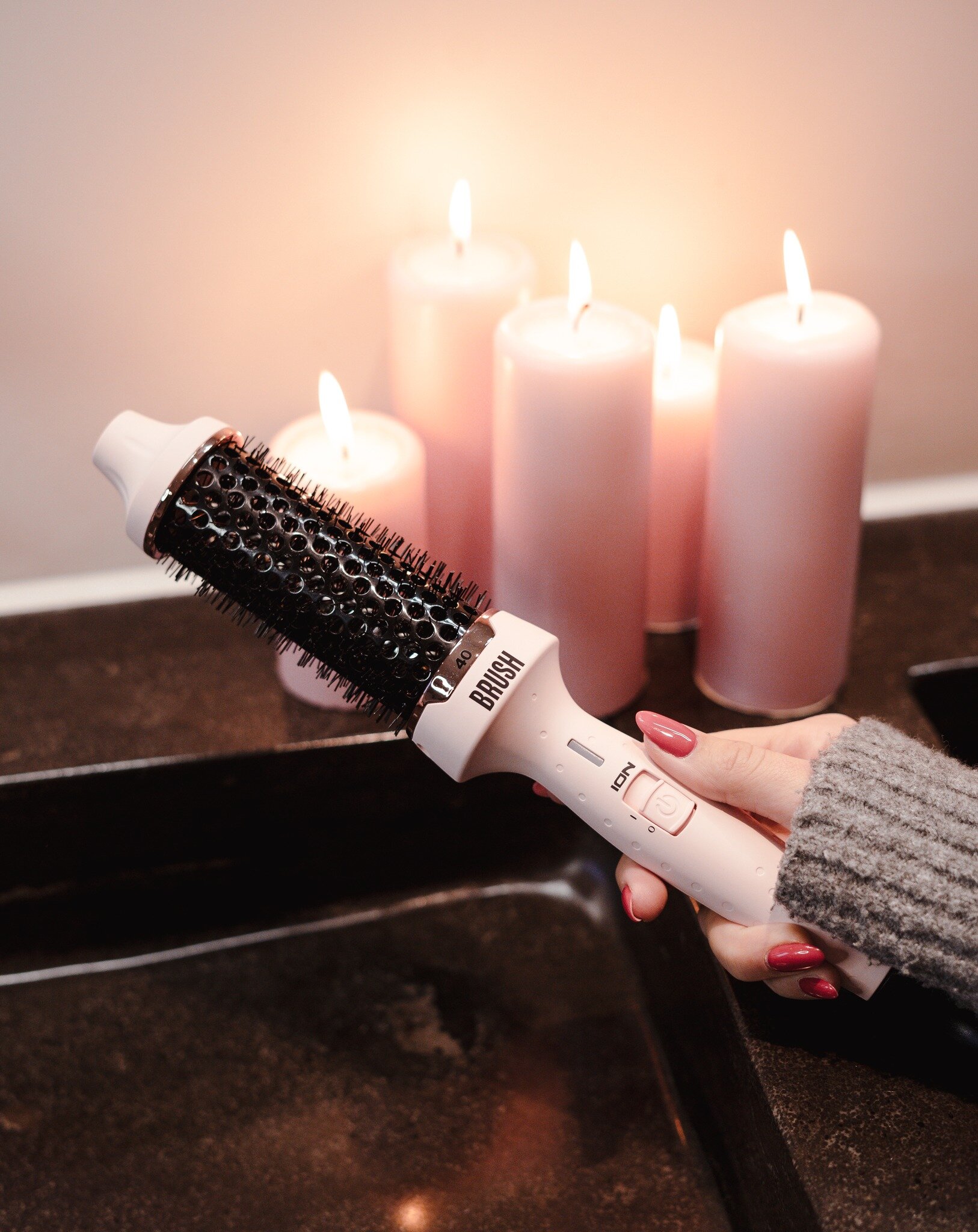 Blowout dreams and bathroom scenes &ndash; candles and our BRUSH make the magic happen 🔮

Photo: @thesassagency 💗