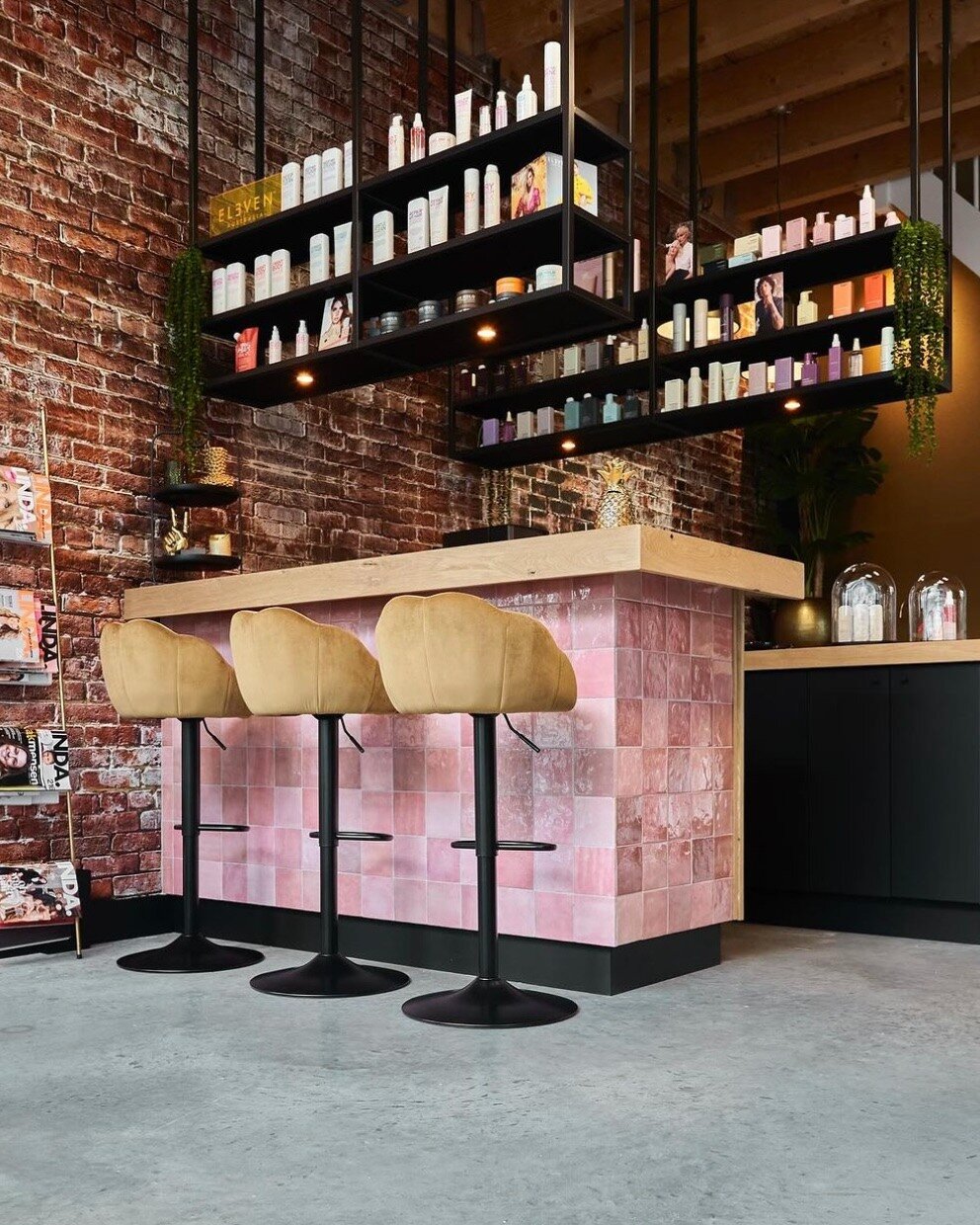 A dash of pink and gold &ndash; because why not? 💖✨

ELEVEN Australia in de prachtige salon @vookhaarbar.

Interieur: @vettstoer 
Fotografie: @davecruijssen 

#ELEVENAustralia #saloninspo #pinksalon #goldsalon #shelfie #hairsalon