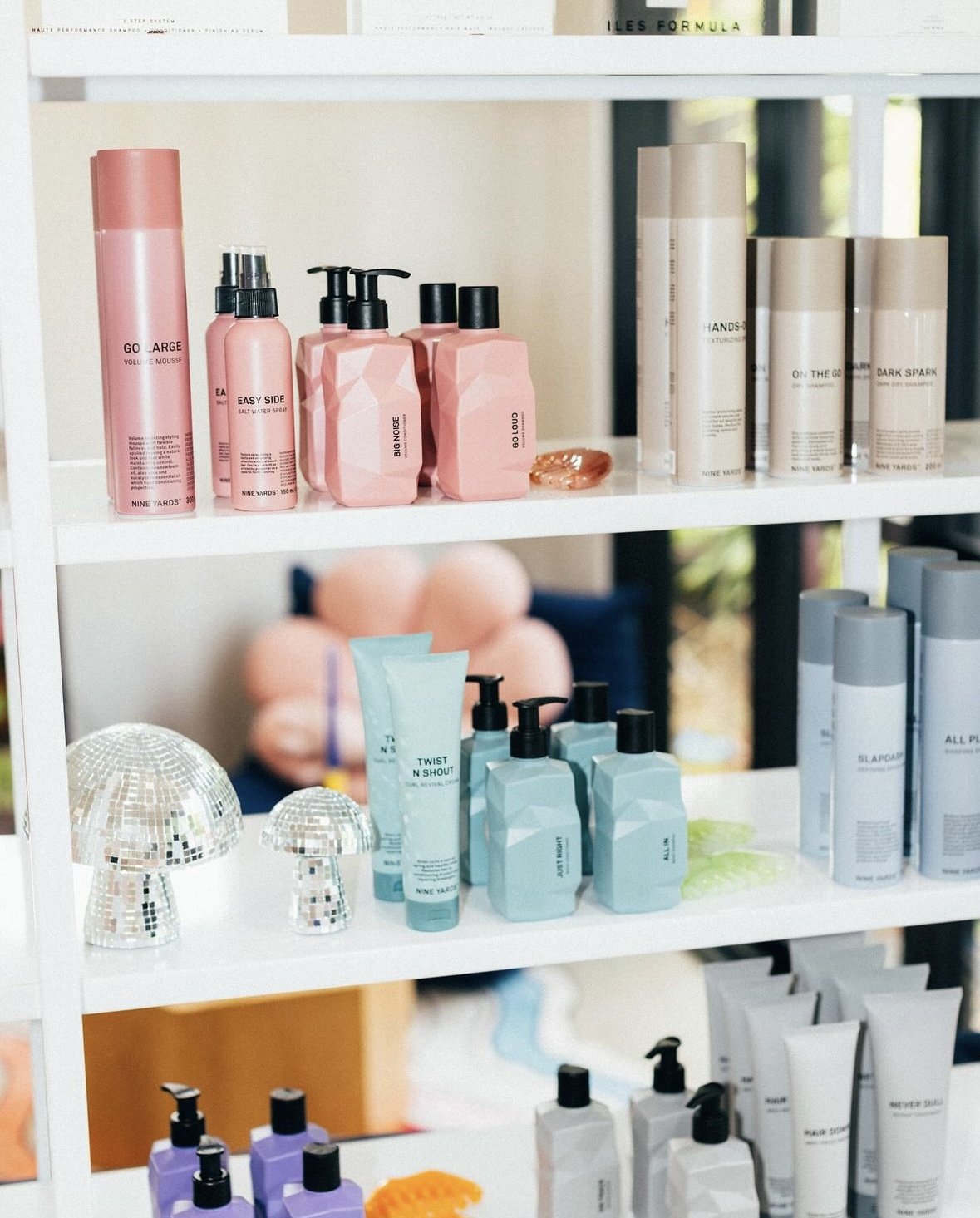 Hoe mooi staan onze producten in de salon @splendidhairnz? 🙌🏼🪩

#nineyardshair #shelfie #saloninspo