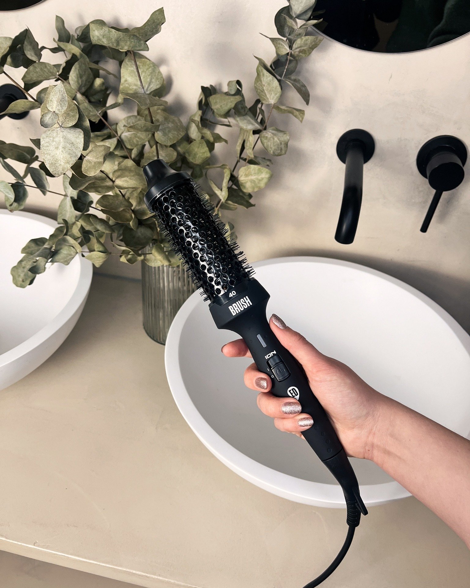 Meet our bestseller: the BRUSH! 🌟 Tell us what you love most about this tool! 🙌🏽

#evrydayhair #hotbrush