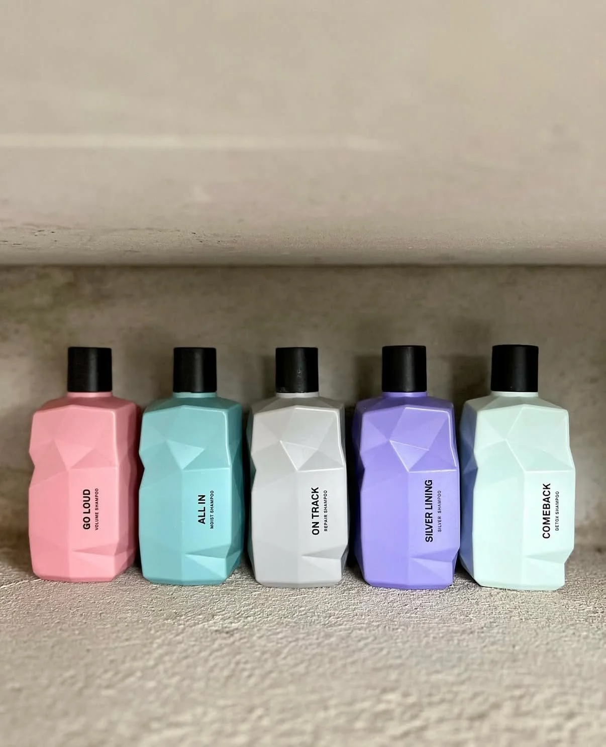 Meet the fam 🤍 Welke shampoo is jouw favoriet?
GO LOUD > for the volume queens
ALL IN > for the moisture lovers
ON TRACK > for repair and recovery
SILVER LINING > for the blonde beauties 
COMEBACK > for a detox and fresh start