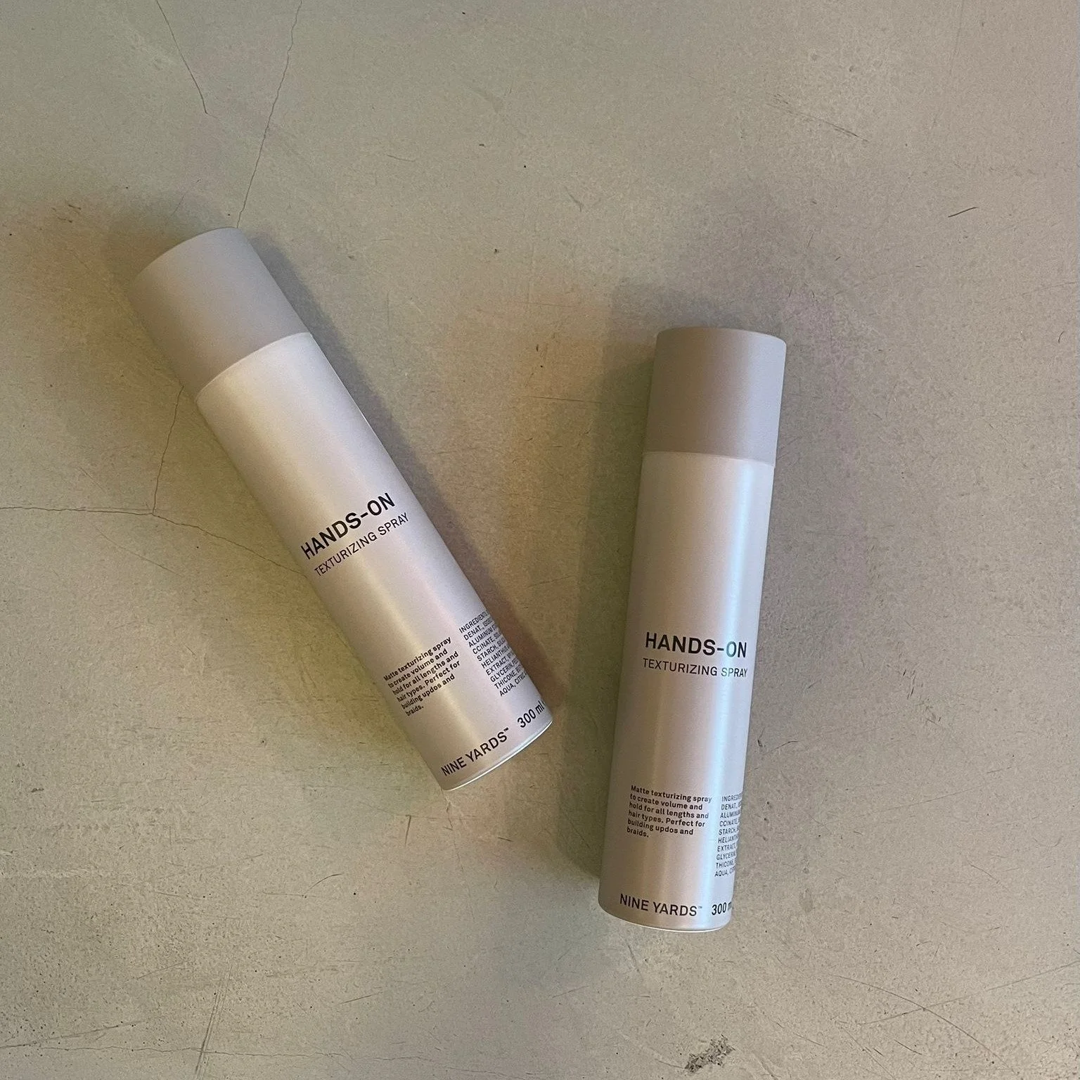 HANDS-ON TEXTURIZING SPRAY is een textuur spray met een mat effect. Het geeft volume en heeft een medium hold. Geschikt voor elke lengte en haartype om textuur te creëren. 🩷