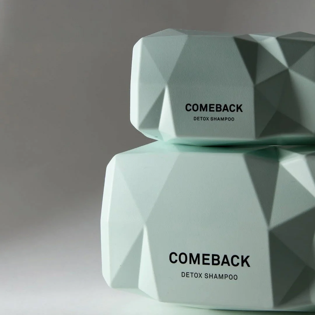 COMEBACK DETOX SHAMPOO 🫧
Deze powerformule reinigt intensief, verwijdert build-up en onzuiverheden, terwijl je haarkleur stralend en fris blijft. Verrijkt met tarweproteïne om te versterken en te beschermen tegen beschadiging, plus een voedend