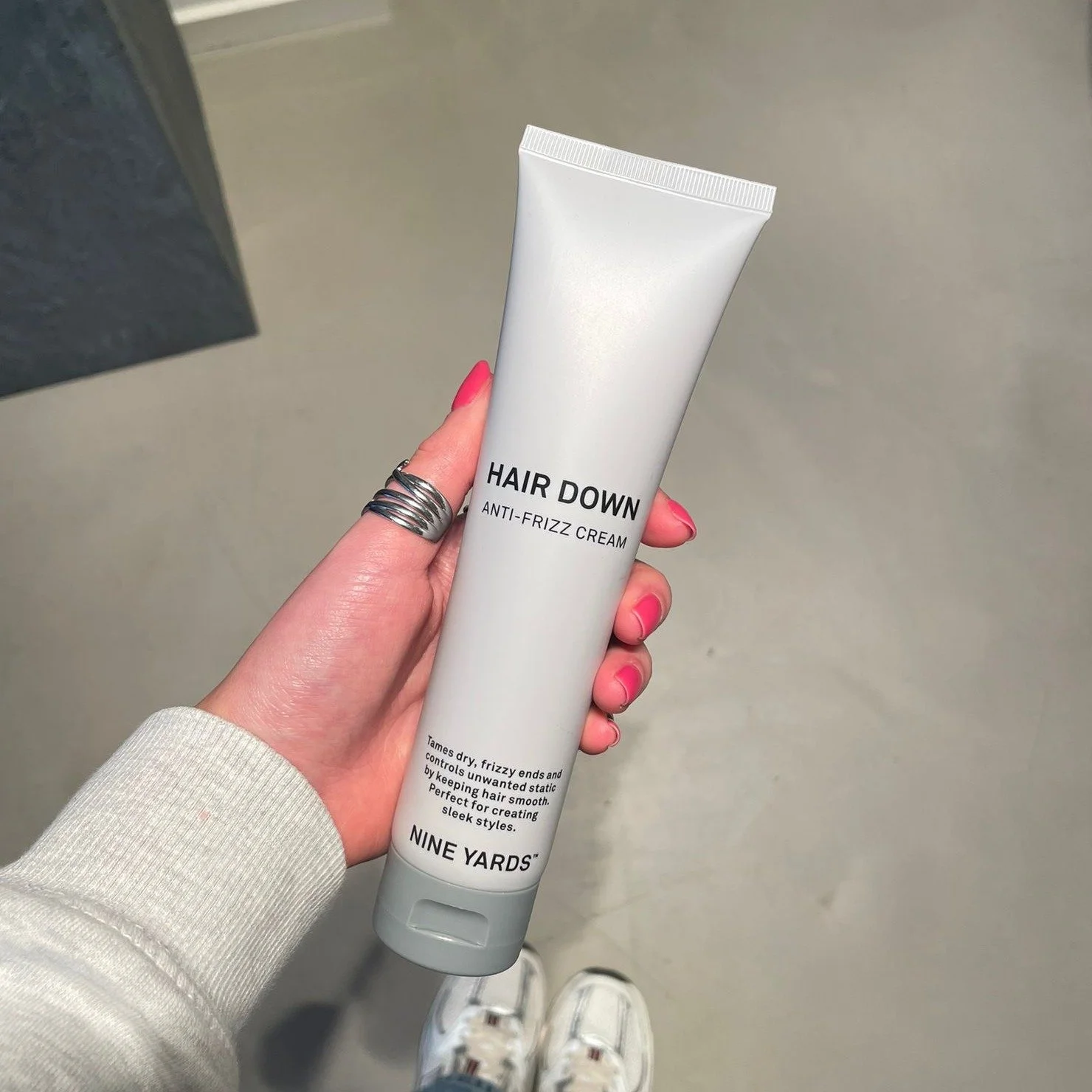 HAIR DOWN is jouw geheime wapen tegen fly-aways en pluizig haar. Het verzorgt droog haar en werkt antistatisch. Perfect voor de wintermaanden! 
#nineyardshair