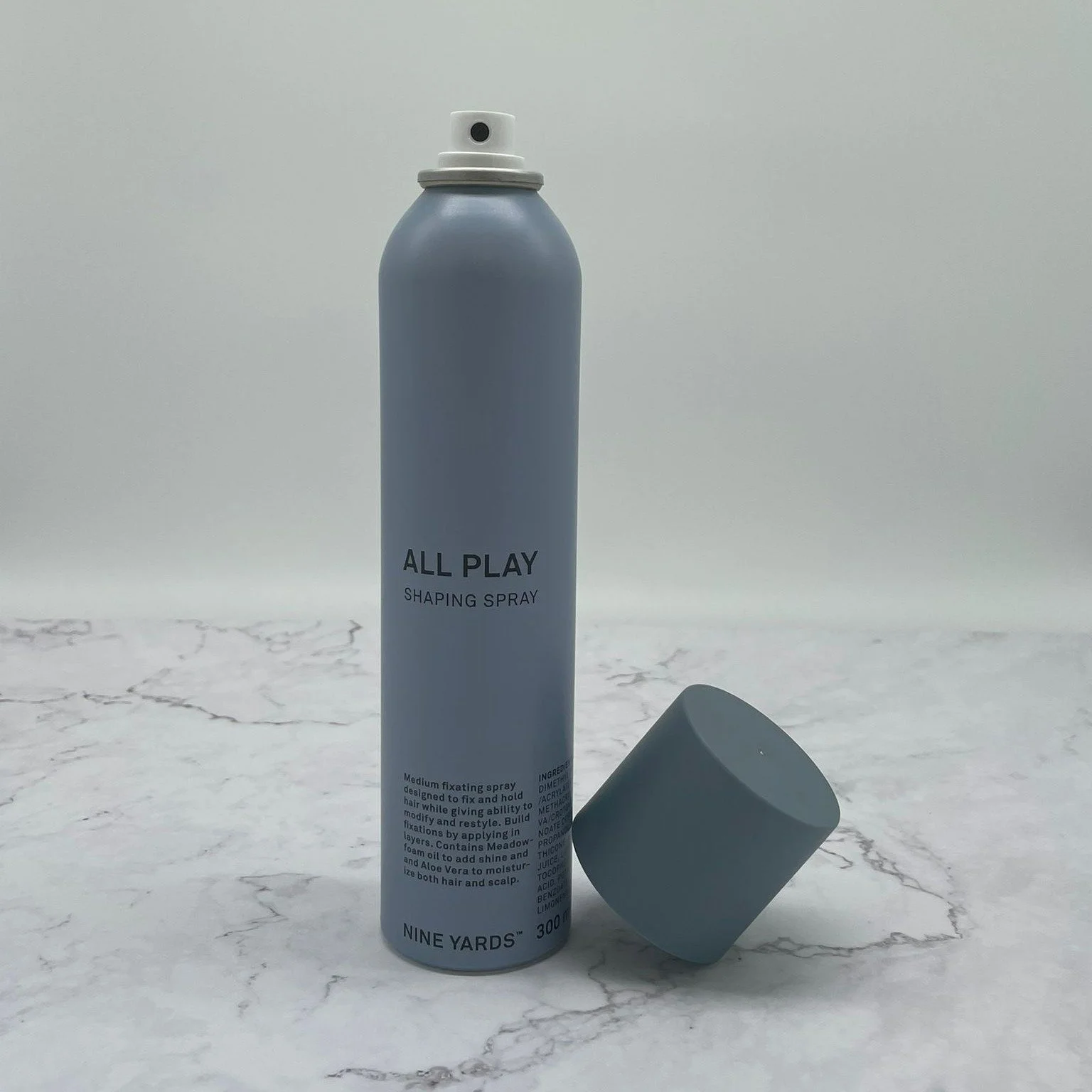 ALL PLAY SHAPING SPRAY zorgt voor hold en een lichte glans. Bouw in lagen op voor meer stevigheid.
#nineyardshair #styling