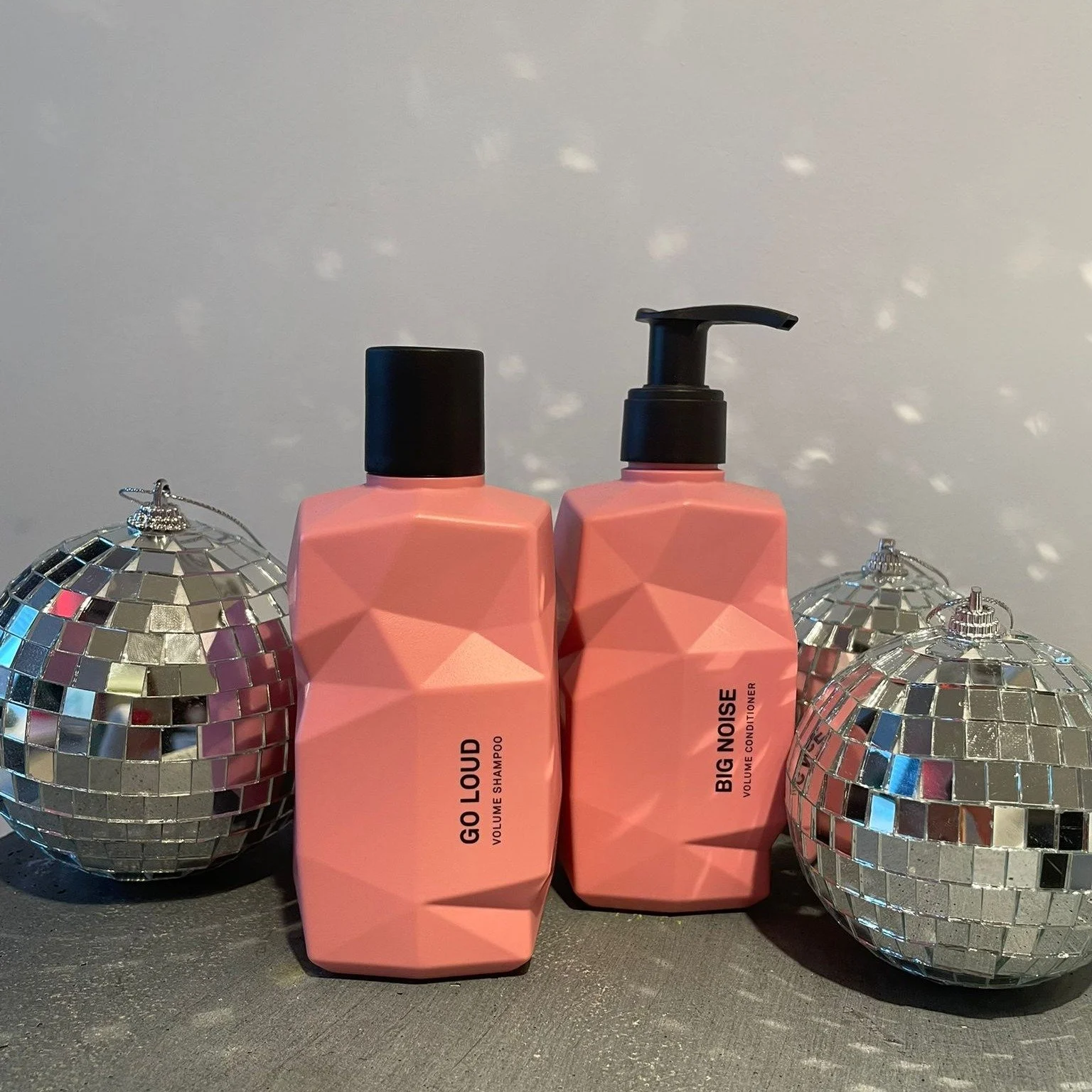 Geef je haar volume zonder het te verzwaren met de GO LOUD VOLUME SHAMPOO. ✨