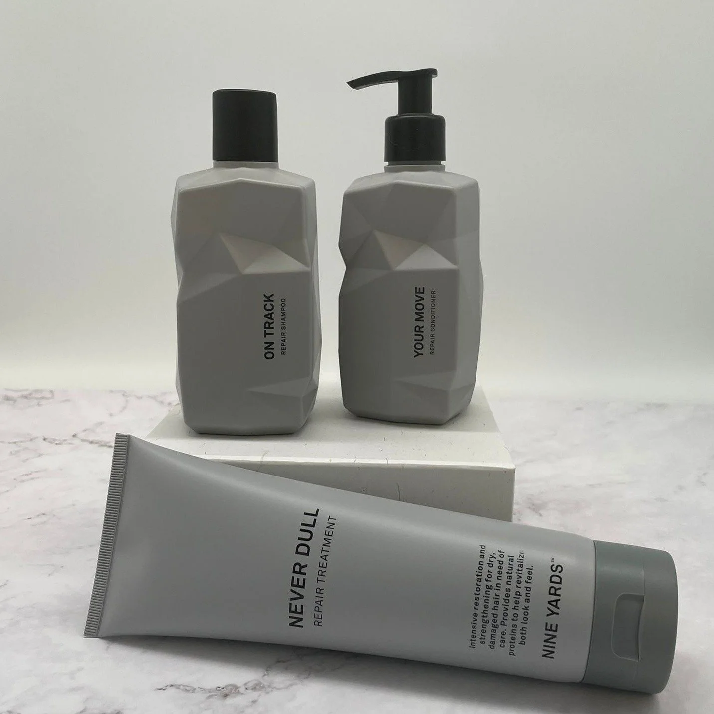 Herstel je haar met deze lijn van Nine Yards. Speciaal ontwikkeld voor droog, beschadigd of chemisch behandeld haar. Deze producten versterken het haar en helpen het weer op te bouwen. 🧴
#nineyardshair #hairtreatment