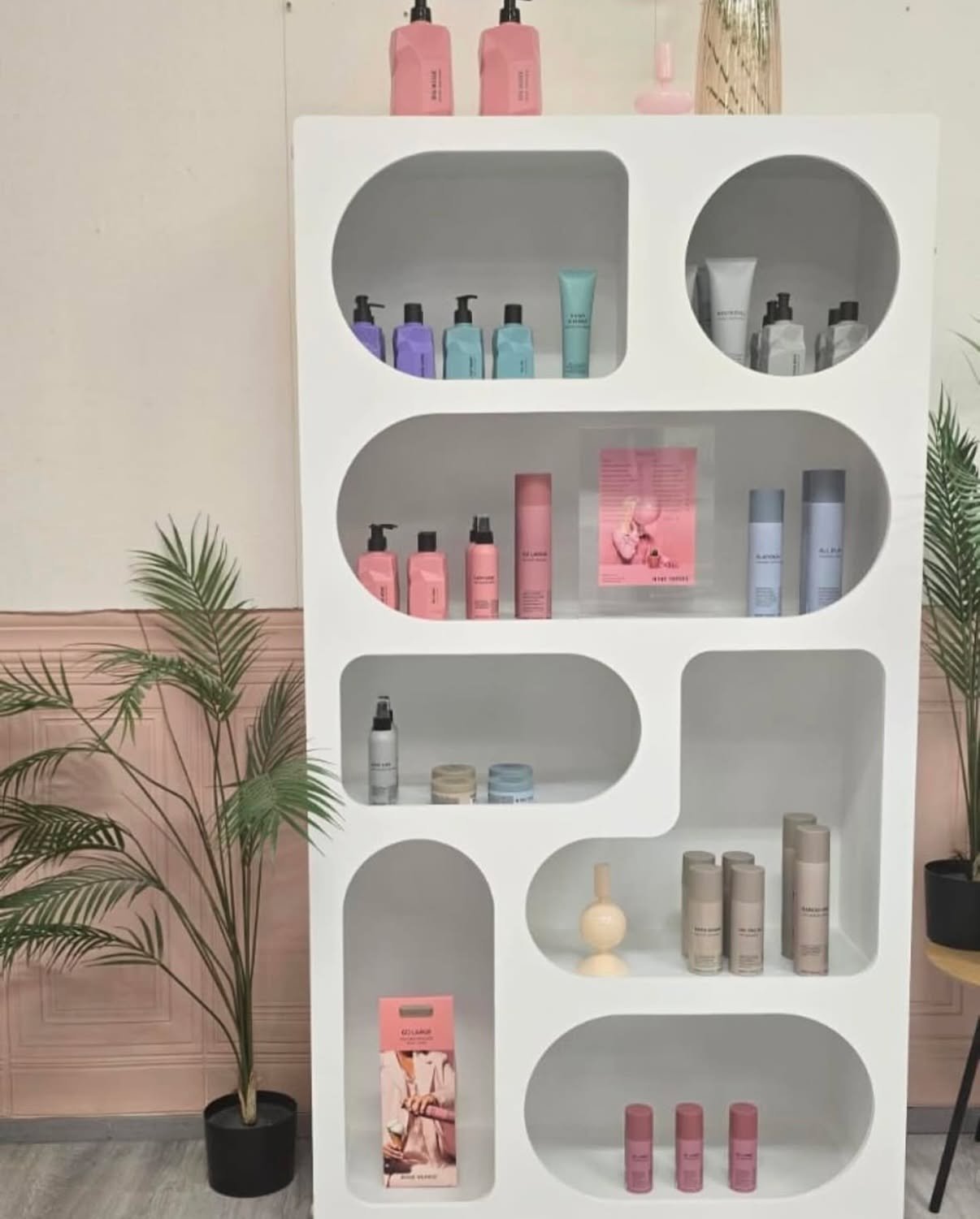 Shelfie! 🩷 Nine Yards is prachtig geëtaleerd in salon @tanexbohosln 💎