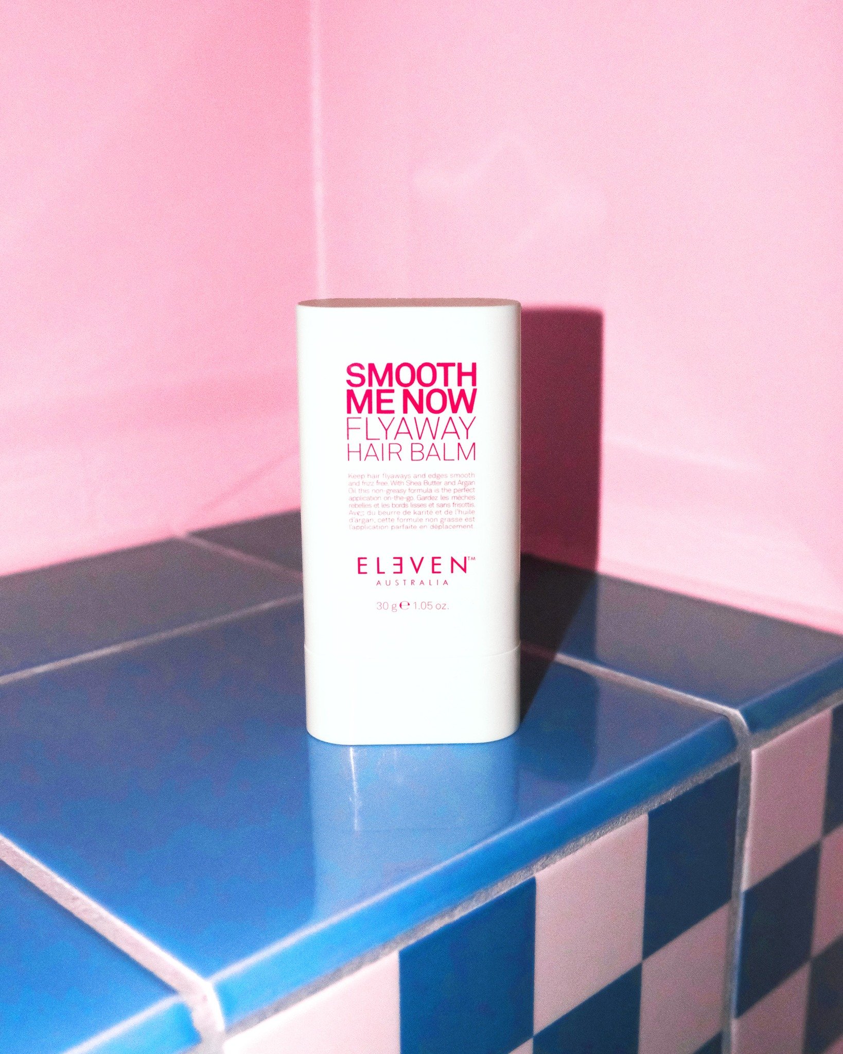 Mini stick, mega effect! 💖 Onze SMOOTH ME NOW FLYAWAY HAIR BALM temt babyhaartjes, fly-aways en pluizig haar in &eacute;&eacute;n swipe! Het geeft je haar een natuurlijke glans en een clean finish. Het laat geen residu achter, zelfs niet op donker h