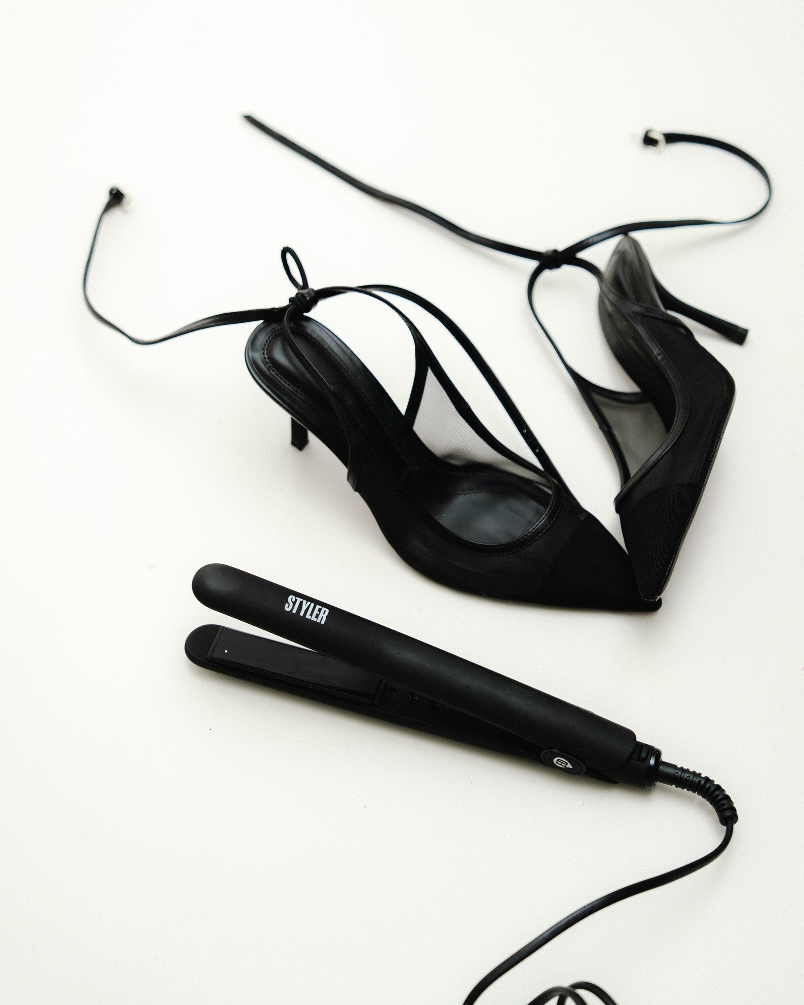 Effortless glam from head to toe 🖤 Sleek strands, bouncy curls or soft waves: our Evryday STYLER does it all.