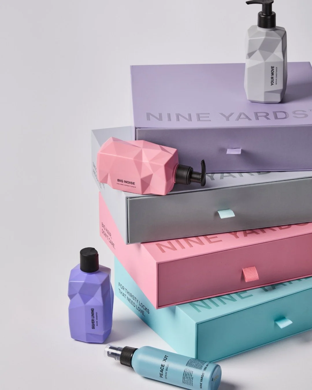 Four color-coded routines. Three products. Two to pay for. One perfect gift.⁠

MOISTURE HOLIDAY TRIO 💧
Hydrateert en voedt droog en pluizig haar intensief. Herstelt de vochtbalans, vermindert pluis en laat het haar zacht en glanzend aanvoelen.
💧 Al