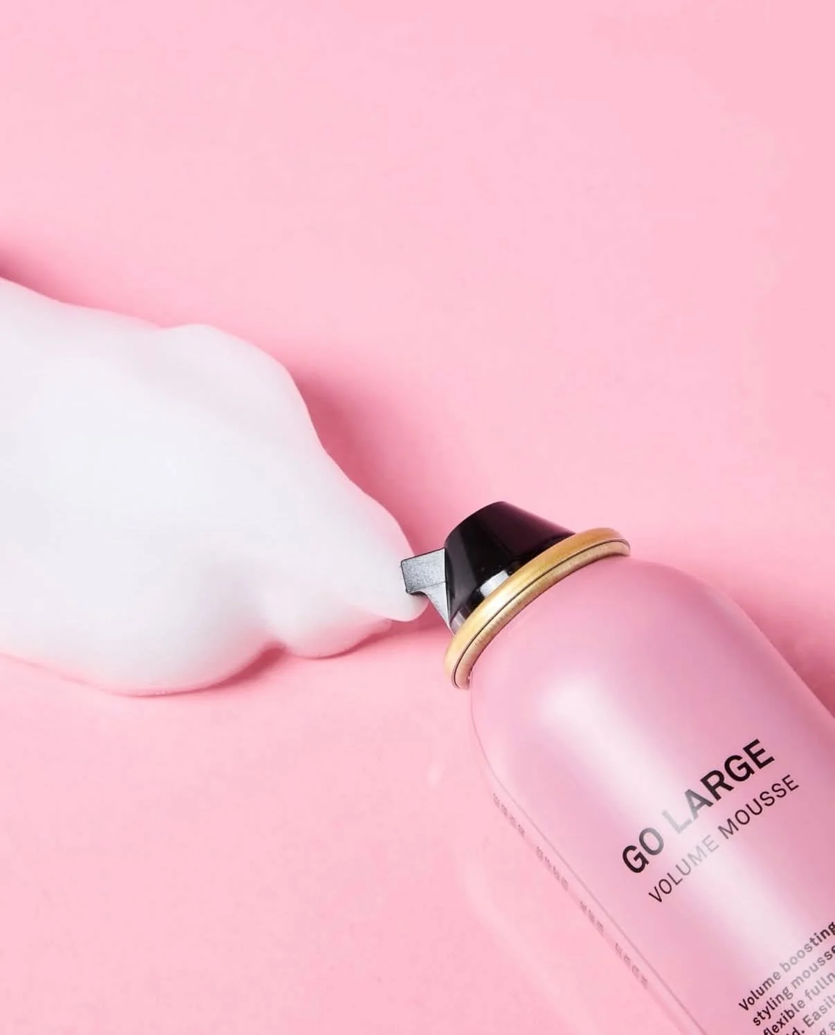 Volume made easy 💨💗 

GO LARGE VOLUME MOUSSE geeft je haar een flinke volume boost! Het maakt het haar voller en geeft textuur, zonder het te verzwaren.