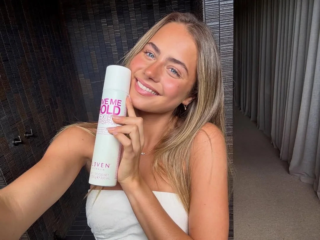De perfecte finishing touch 💖 Onze GIVE ME HOLD FLEXIBLE HAIRSPRAY is een allround haarspray die je kunt gebruiken om het haar in model te brengen of je look te finishen, zonder het te verzwaren. Het haar blijft makkelijk door te borstelen en voor e