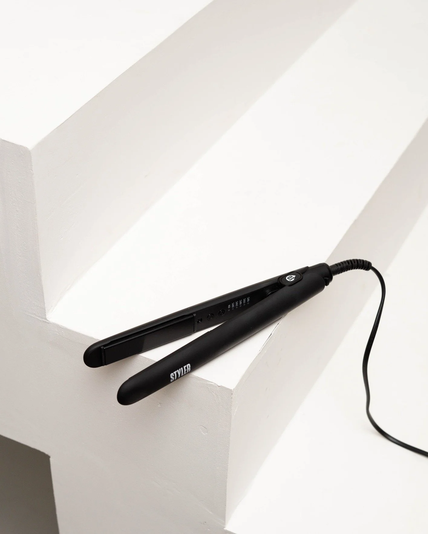 From sleek, glass-like straight hair to effortless waves and bouncy curls. Create every look with our STYLER 🤍

👀 Psst... If you're in the Netherlands or Belgium, you can get the STYLER now for just &euro;59.95 instead of &euro;99.95. Luxury hair h