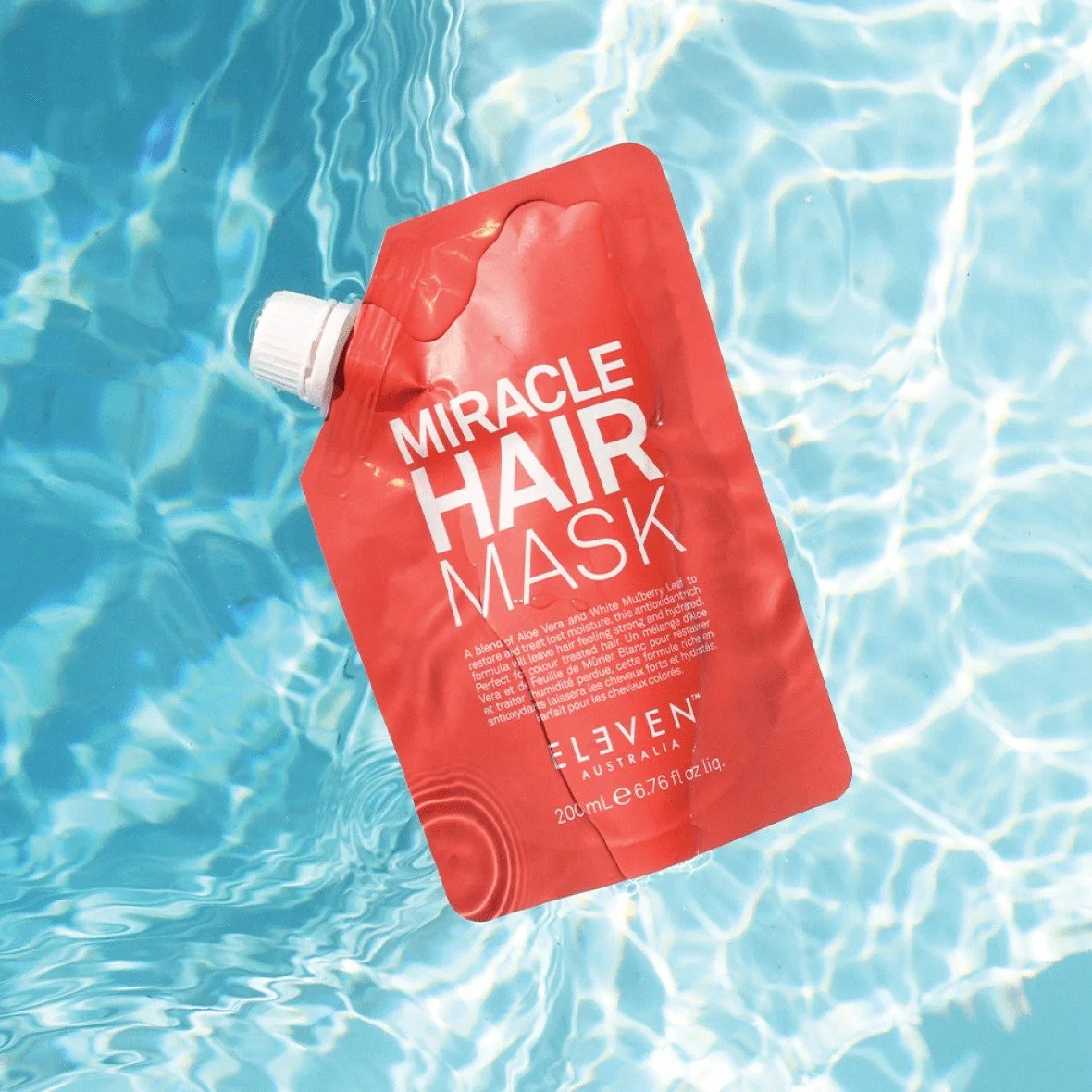 POV: your hair just had the vacation it deserved ☀️🌴 Het Miracle Hair Mask geeft je haar een intensieve verzorgingsboost. Het voedt en herstelt, verbetert de elasticiteit en maakt kwetsbaar haar sterker. Daarnaast zorgt het voor meer volume, een zij