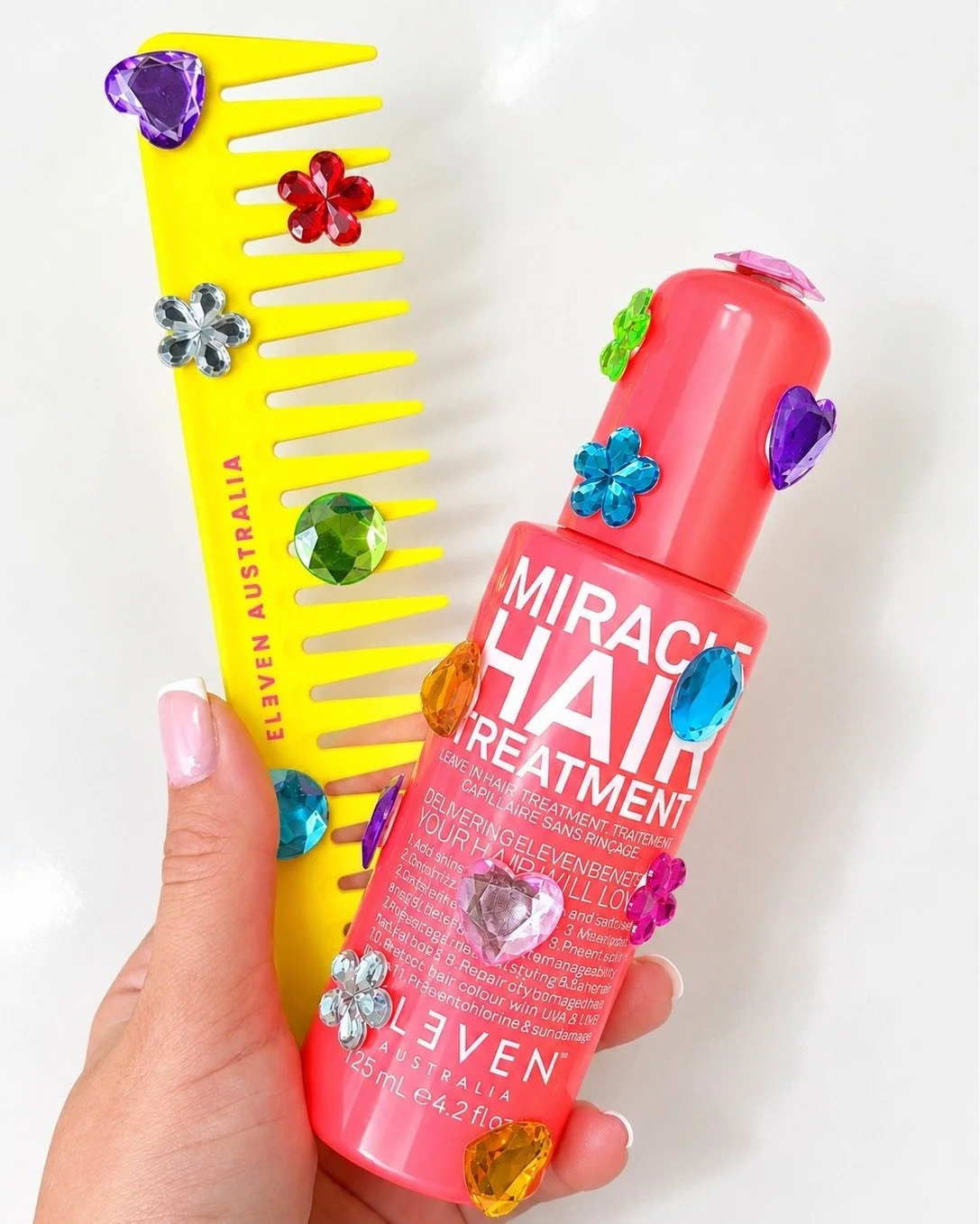 NEON was voor ons nog niet opvallend genoeg 💎✨ Dus gaven we onze Limited Edition NEON Miracle Hair Treatment n&oacute;g een beetje extra.

Dezelfde iconische formule met 11 benefits, maar dan in een opvallende NEON look ⚡ En tijdelijk krijg je er ee