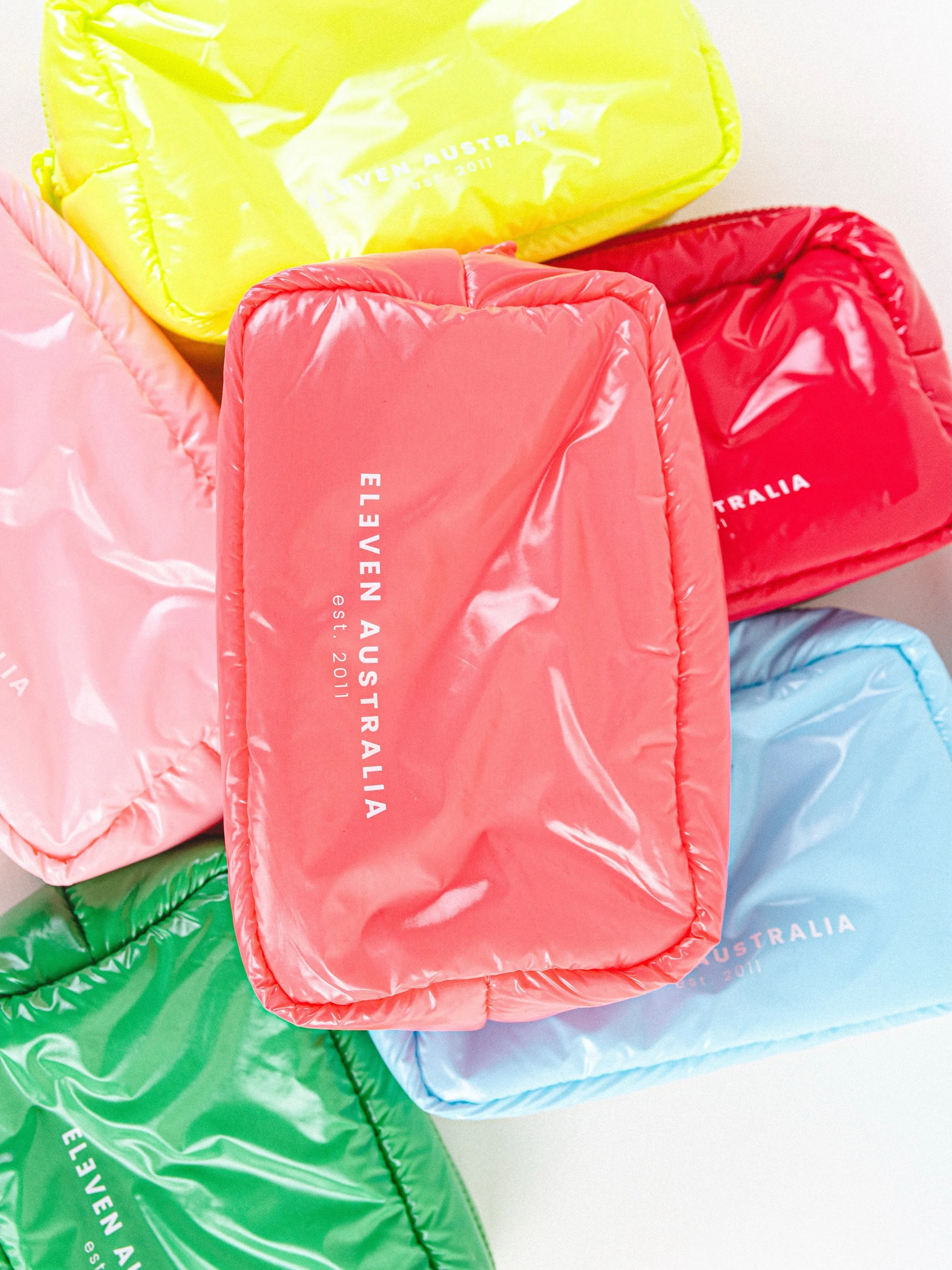 3 producten voor de prijs van 2 &eacute;n een GRATIS CLOUD BAG! ☁️🩷

Meet our CLOUD HOLIDAY COLLECTION! ✨

Zes kleurrijke sets, gevuld met jouw favoriete haarproducten van ELEVEN Australia. Perfect om cadeau te geven tijdens de feestdagen &oacute;f 