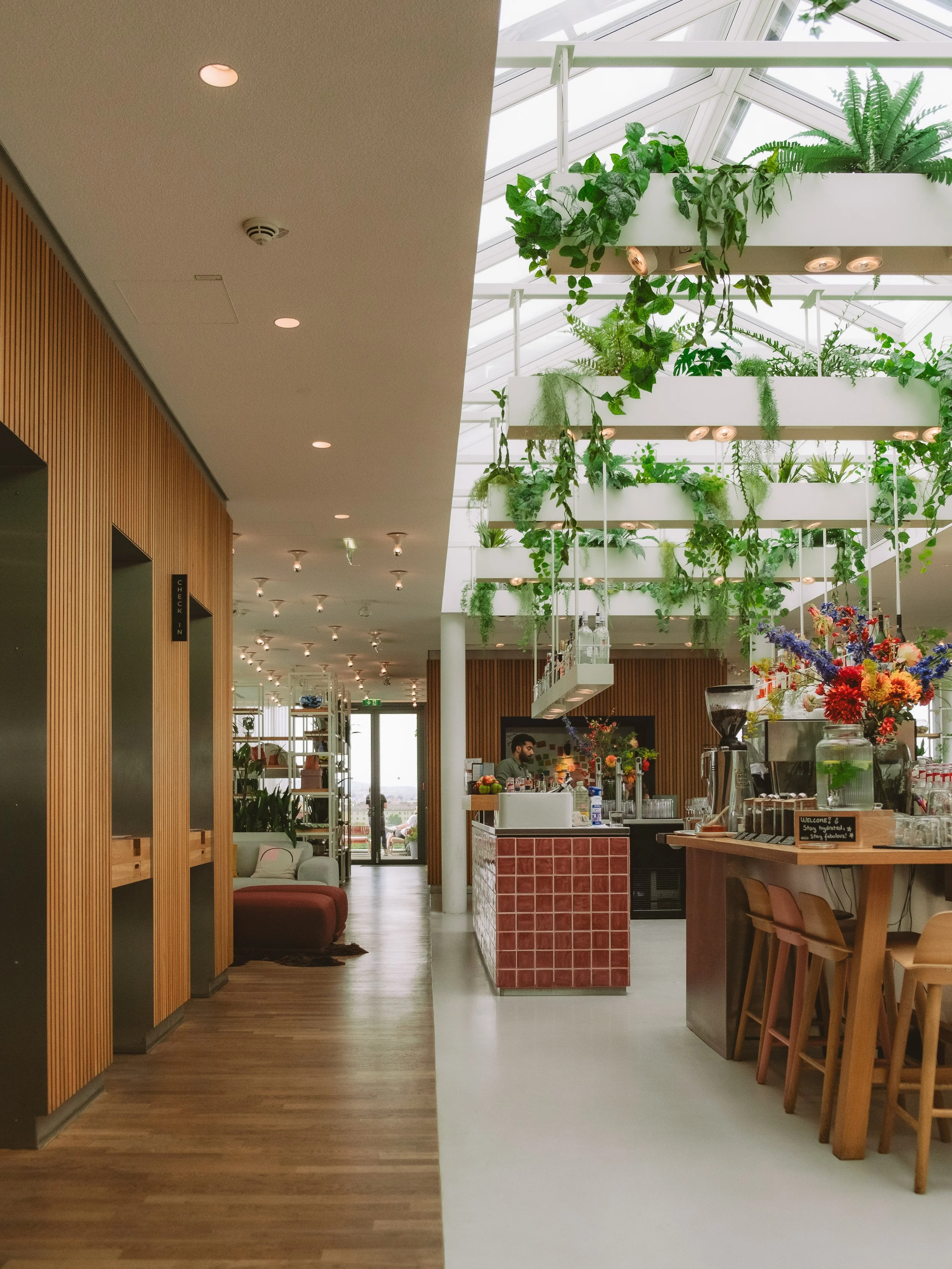 Hotellobby des ZOKU Hotels Wien – Social-Media-Fotografie für Boutique-Hotels und Hospitality-Marken