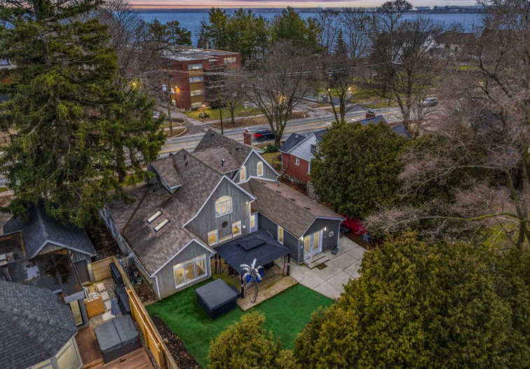 2343 Lakeshore Rd (Rep'd Buyer)
4 Bed 4 Bath Detached Home
Burlington