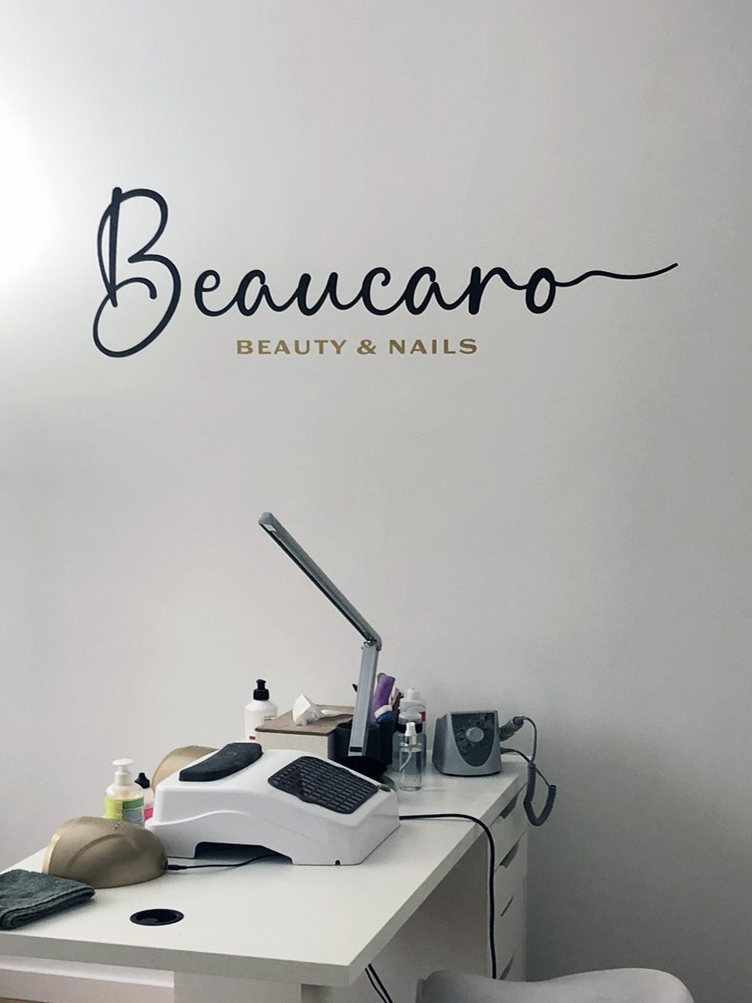 Beaucaro-logo rechtstreeks op de wand bij een werkplek