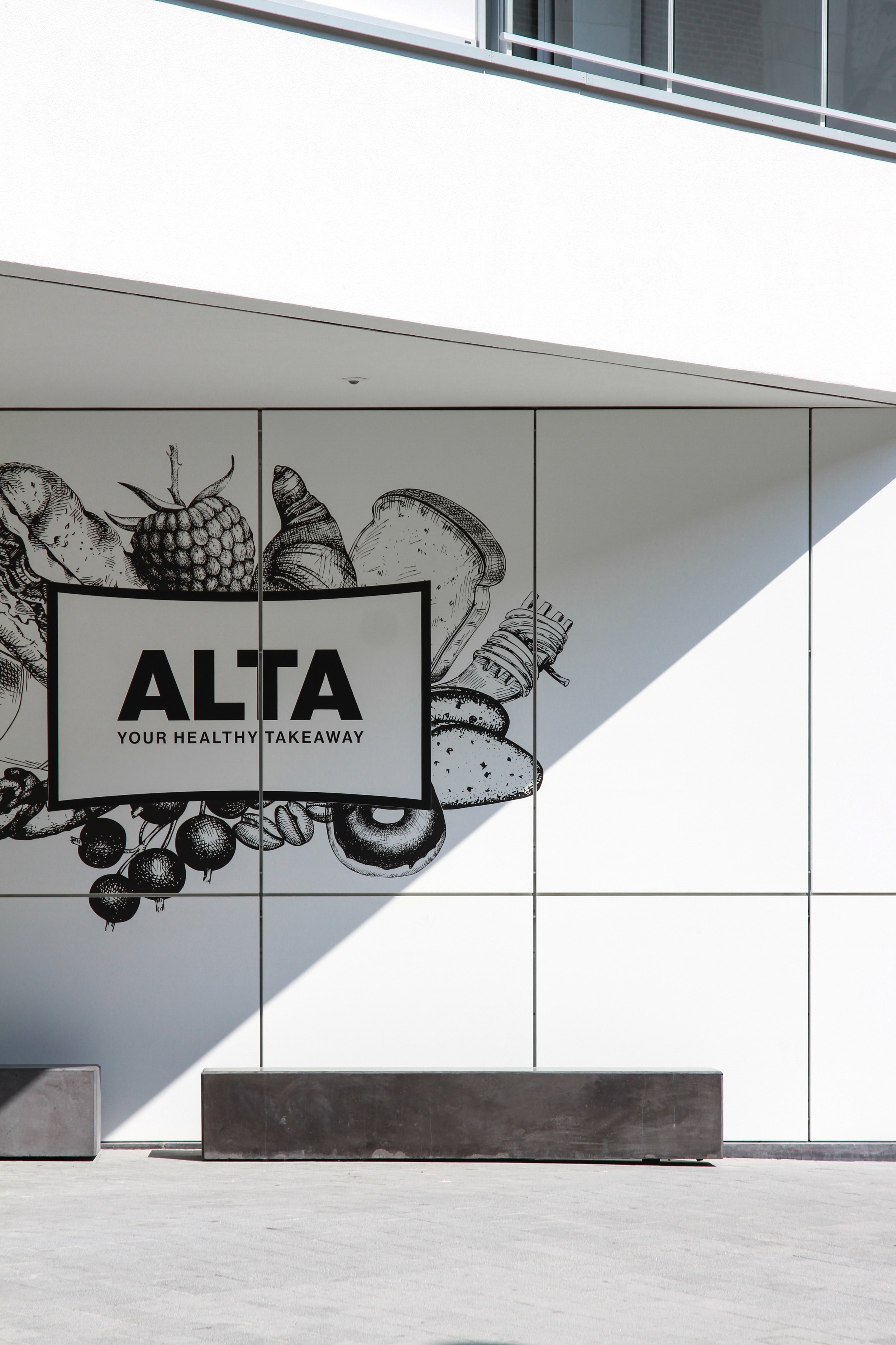 Voorbeeld van een logo op een buitenmuur geprint.