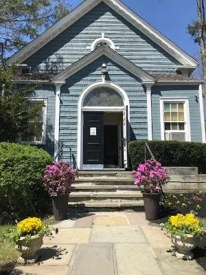 The synagogue building seen from outside, on the hill on Bedford Road.