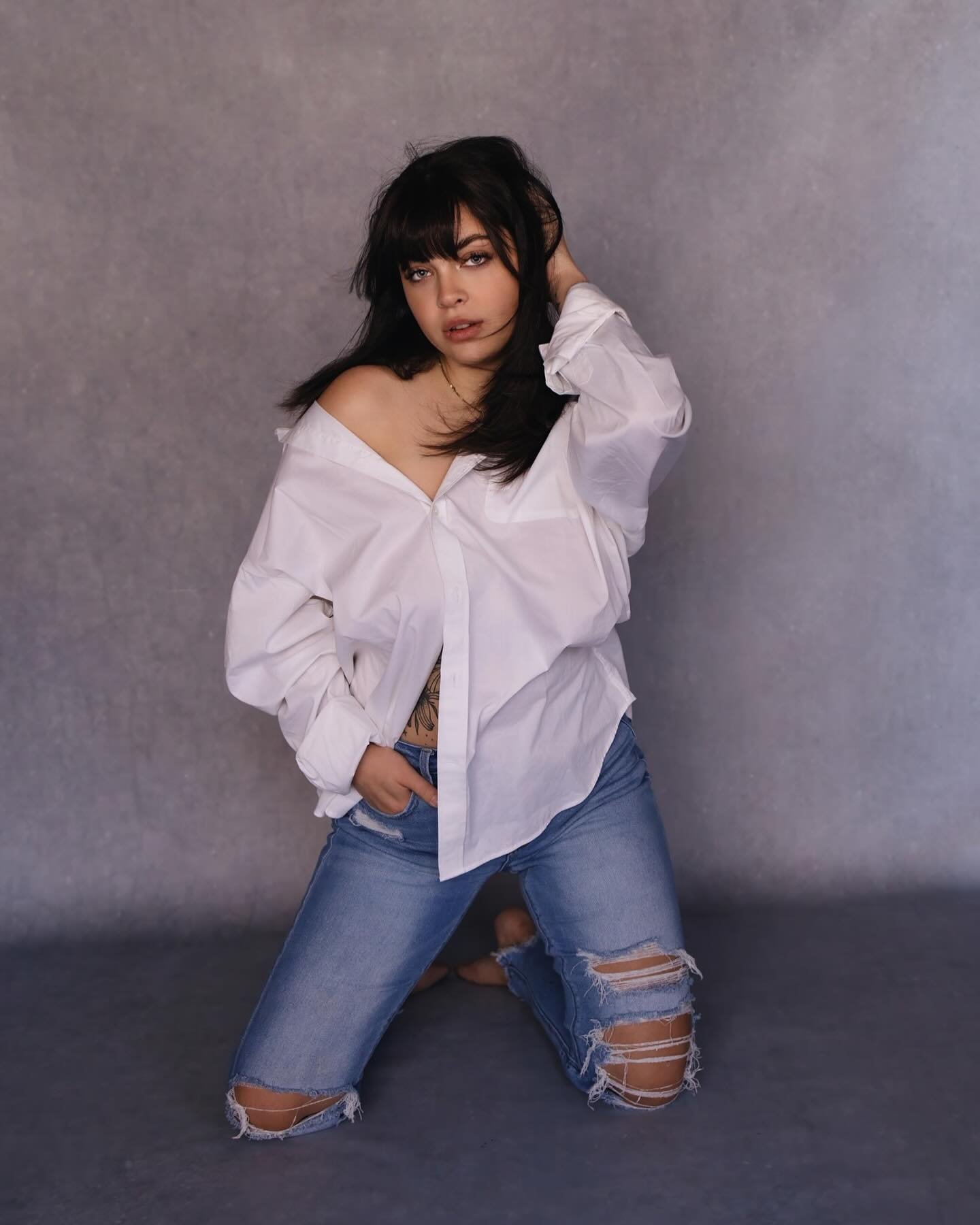 A button down and jeans will work - THANKS! 
.
.
#jeans #cute #whitebuttondown #photoshoot