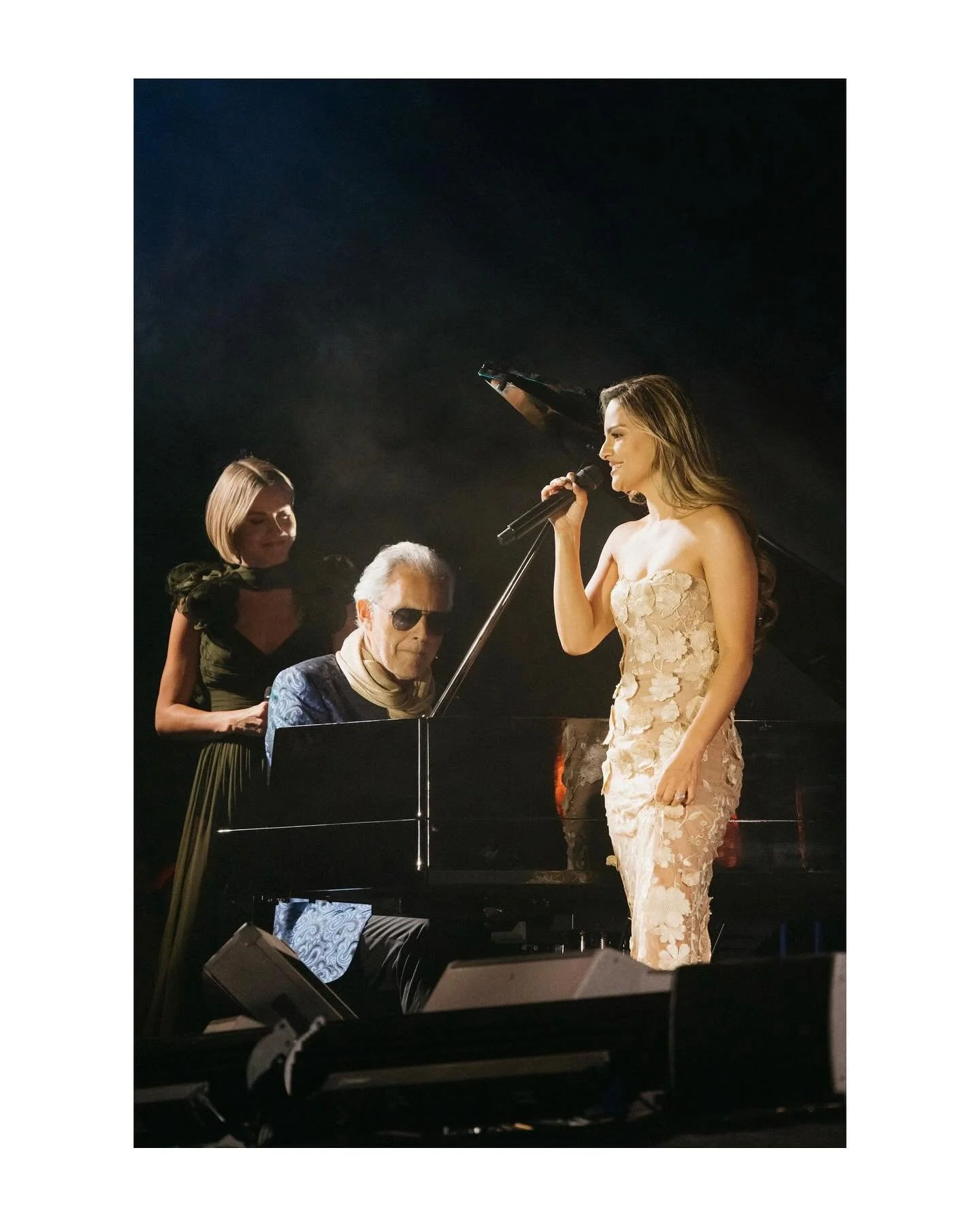 @garibaldiarts painting a portrait of @andreabocelliofficial during a live performance with @piatoscano and @edwardparksbaritone in Napa, June 20, 2025. 

#visitnapavalley #andreabocelli #livemusic #concertphotographer #frontrow #musiclife #yesterday