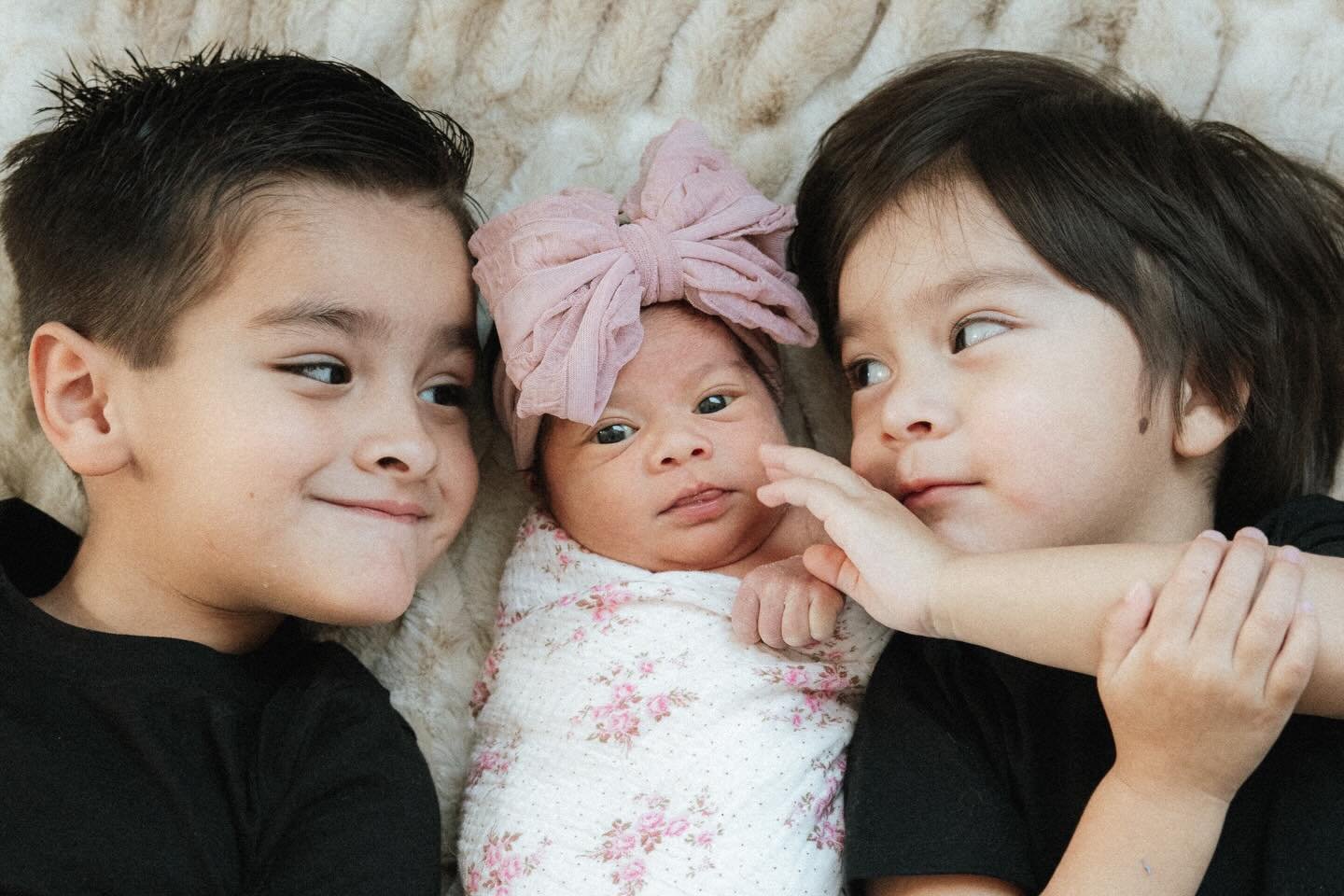 Newborn photos with the brothers. 
&bull;
@loveletti 
@_not_scottdisick 
&bull;
#lala #lulu #titi #familyphotos #sacramentophotographer