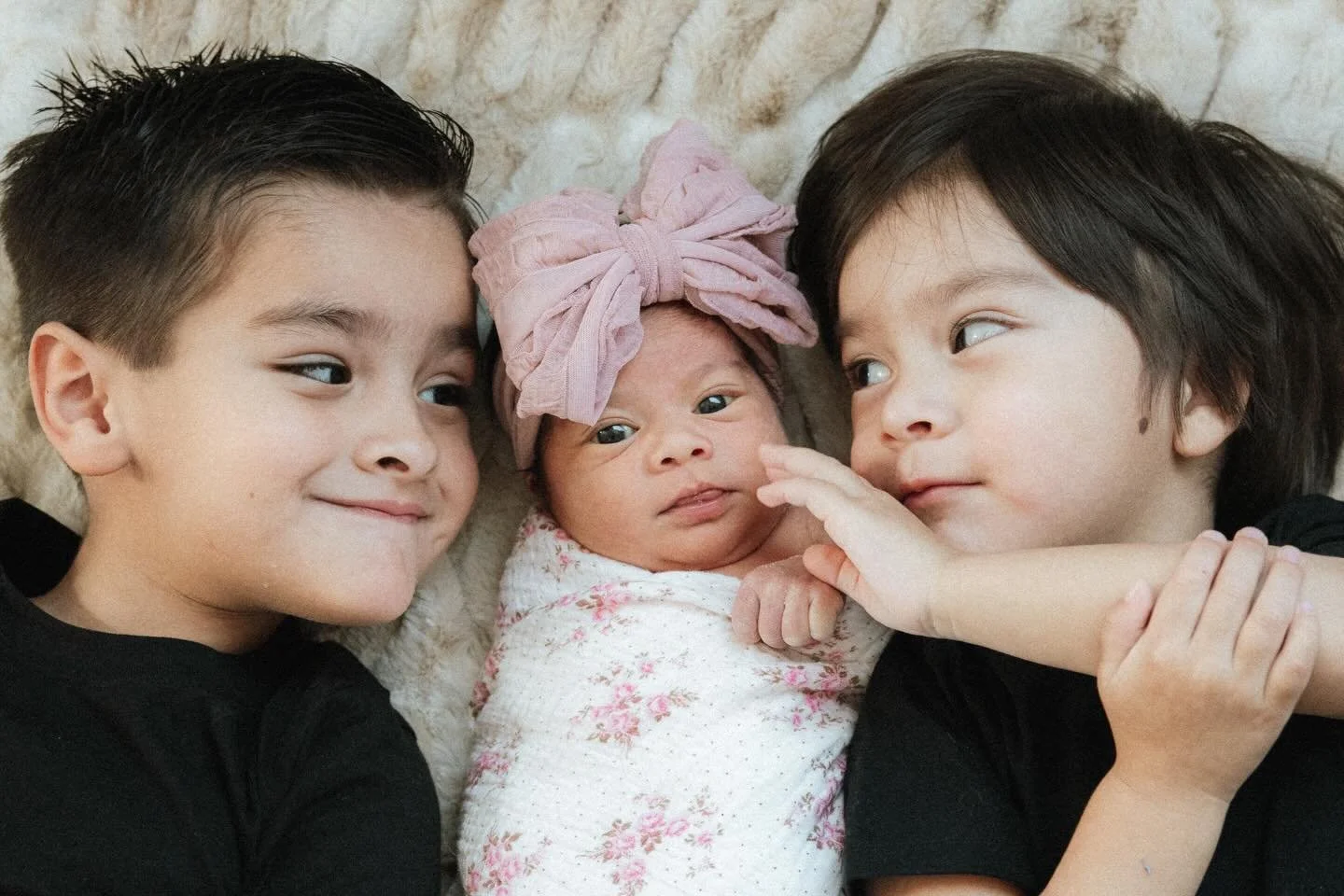 Newborn photos with the brothers. 
&bull;
@loveletti 
@_not_scottdisick 
&bull;
#lala #lulu #titi #familyphotos #sacramentophotographer