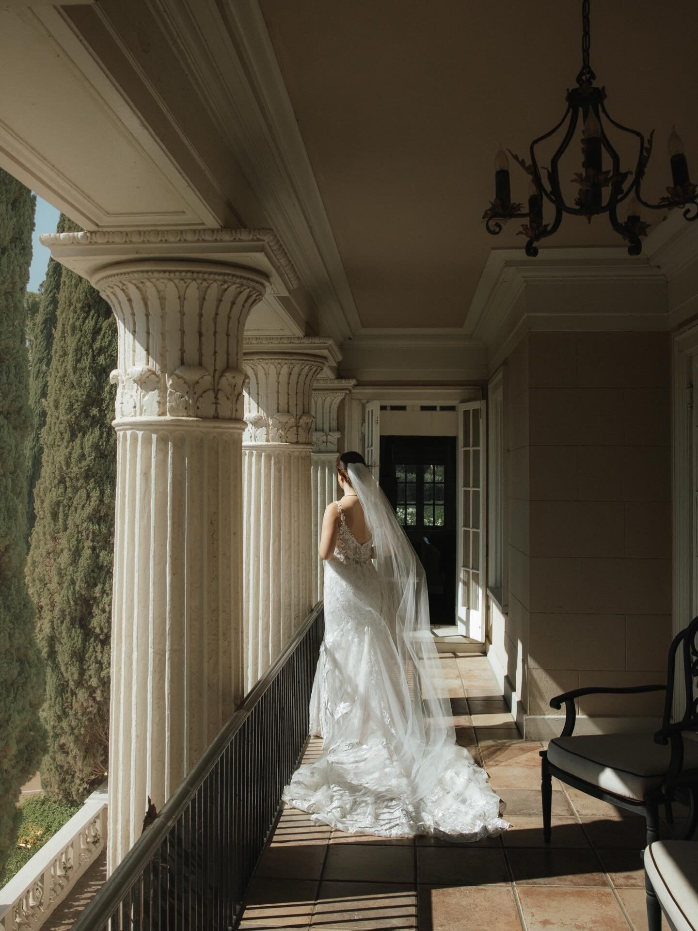 Warm September by the delta at @grandislandmansion. Class and elegance in every photo no matter which direction you shoot. 😍
&bull;
#grandislandmansion #sacramentoweddingphotographer #sacramentoweddingvenue #mansionwedding #weddingphotography