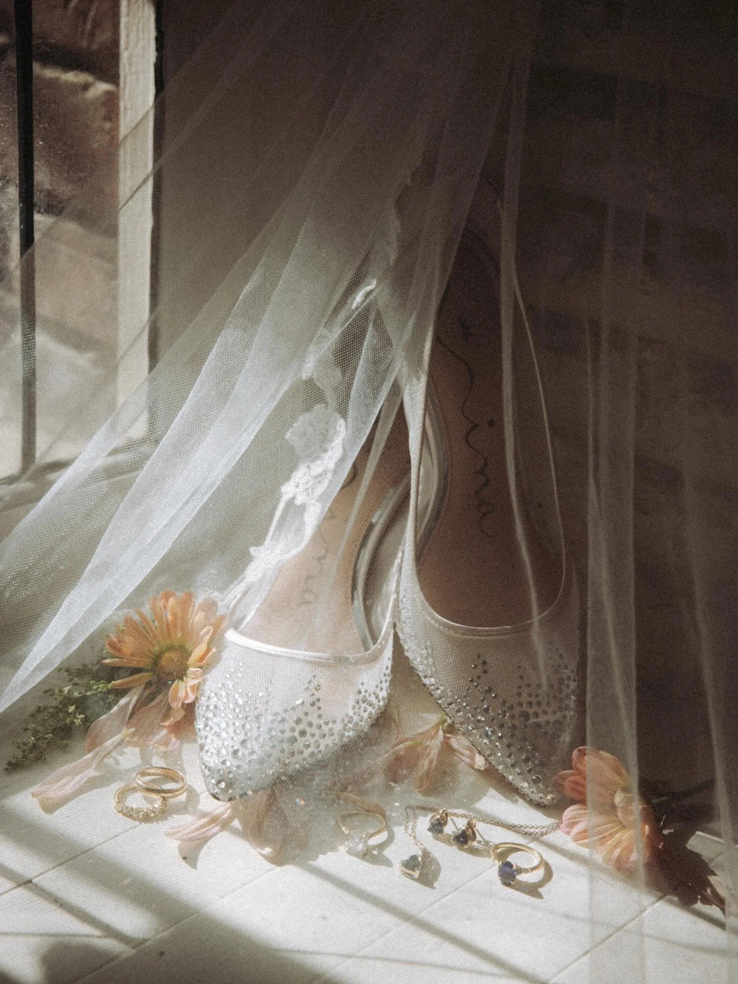 Sunlight + details at @vizcayasac  Winter light has always been a favorite of mine; embracing the sun and playing with shadows. 
&bull;
#vizcayawedding #sacramentoweddingphotographer #weddingvenue #weddingdetails #lookslikefilmwedding