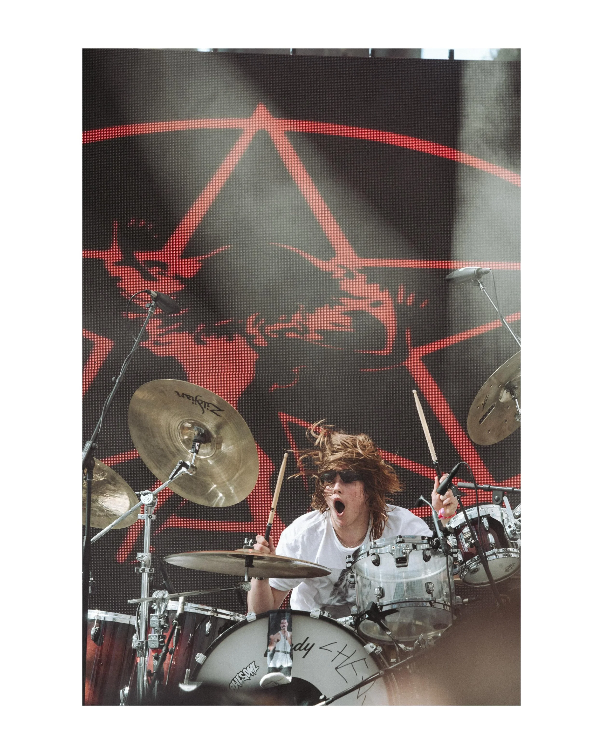 Watching @chevy_metal from the back still makes a great view at the HelloFresh stage at @bottlerocknapa. A handful of special guests made their way to jam with the band. 🤘🏻
&bull;
#chevymetal #bottlerock #musicphotographer #everyseatisagoodseat #dr