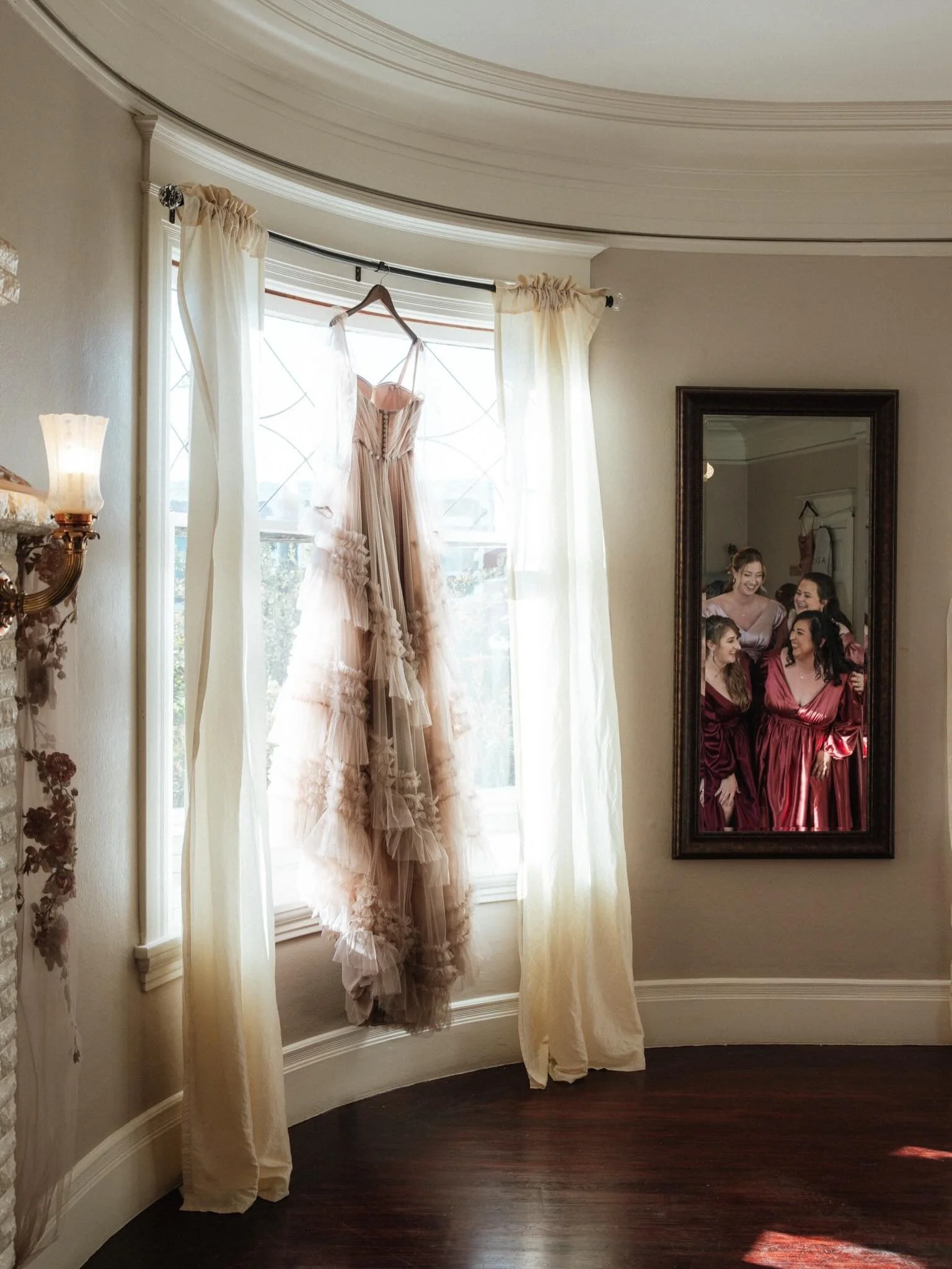 Fall weddings at the @vizcayasac when the bride&rsquo;s dress compliments the changing leaves across Sacramento. 
&bull;
#sacramentoweddingphotographer #sacramentoweddingvenue #vizcayaweddings #alternativeweddingdress #fallwedding
