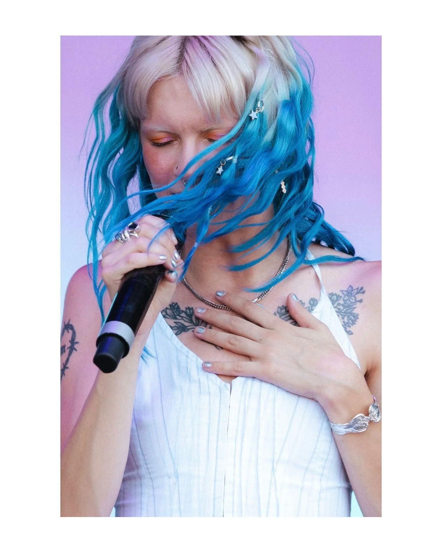 @trashytrashy on the Dandelion Stage at @daisychainfields 2026
&bull;
On assignment for @soundcheck_sf 
&bull;
#devonagain #daisychainfields #mainstage #festivallineup #mainstage