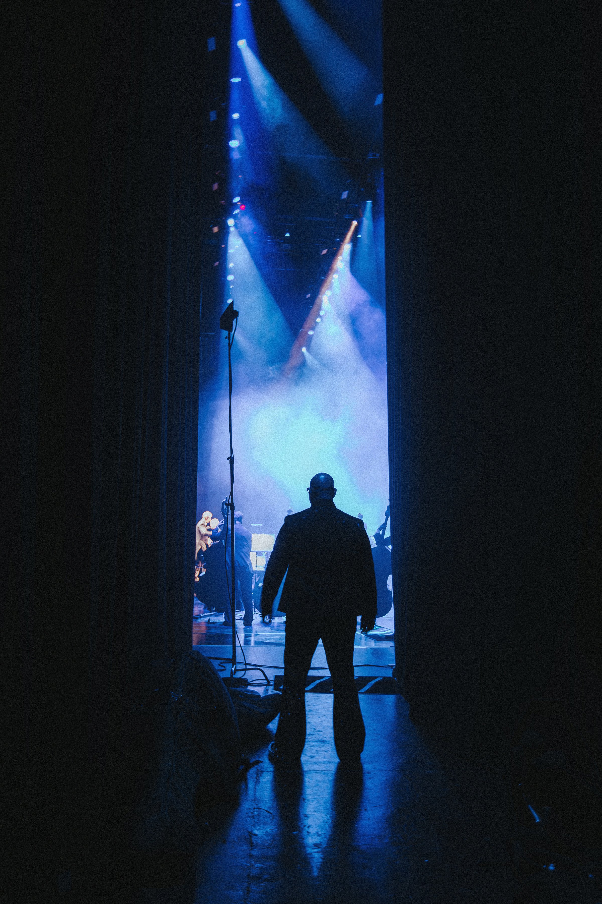 Behind the scenes backstage silhouette of performance artist David Garibaldi on tour with Andrea Bocelli at the Hard Rock in Hollywood FL in 2023 — by Los Angeles Concert Photographer Nicole Sepulveda