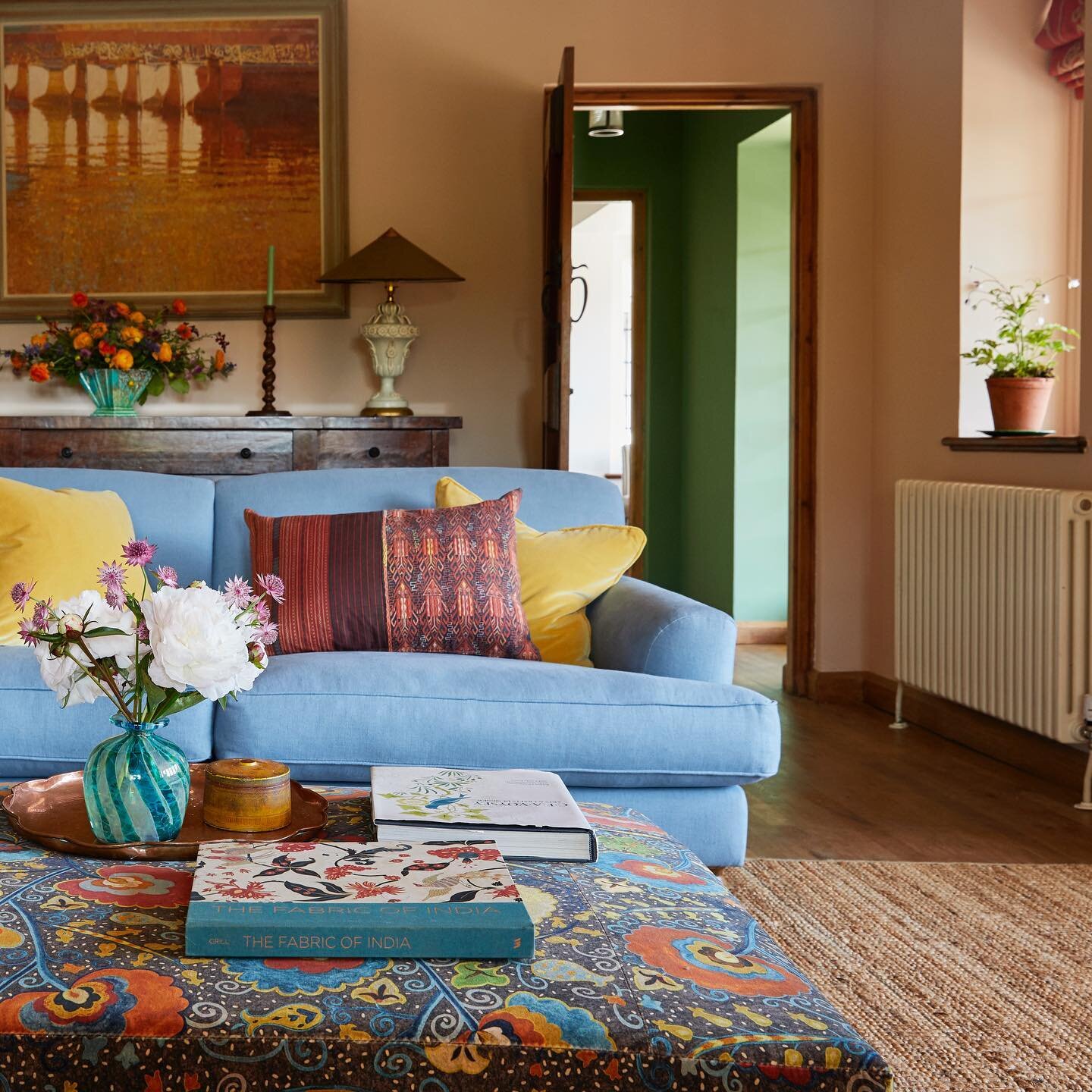 The opposite end of the sittingroom in Portscatho. We&rsquo;ve always been mesmerised by @lewisandwood technicolour Joseph fabric and it was such a joy to get to use it on the ottoman in here

📸 @brookeharwood