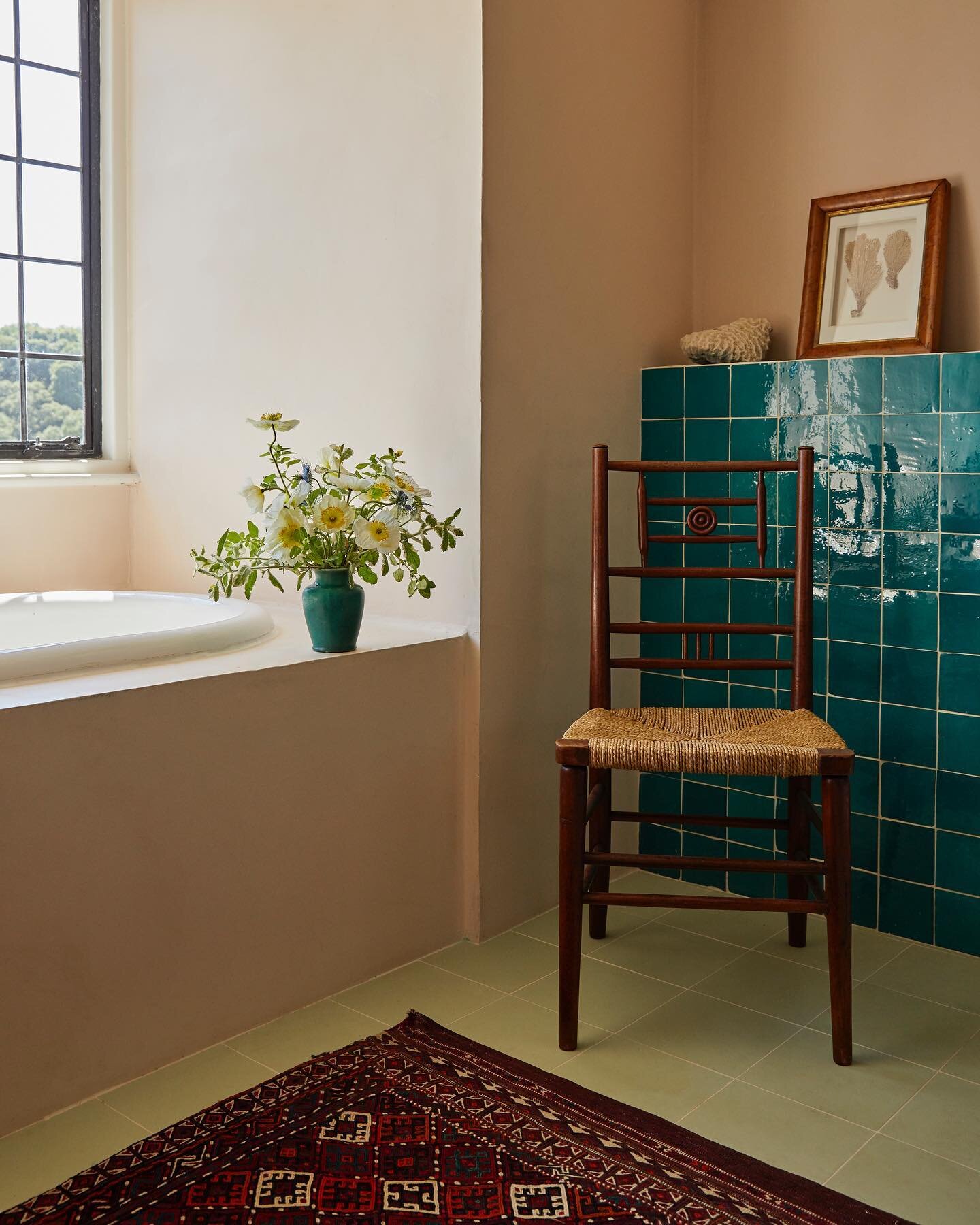 Bathroom perch in Portscatho 

📸 @brookeharwood 

#bathroomdesign #batheroomdecor #bathroom #zelligetiles #zellige #cementtiles #interiordesigncornwall #cornwallinteriordesigner #portscathoholidays #coastalliving