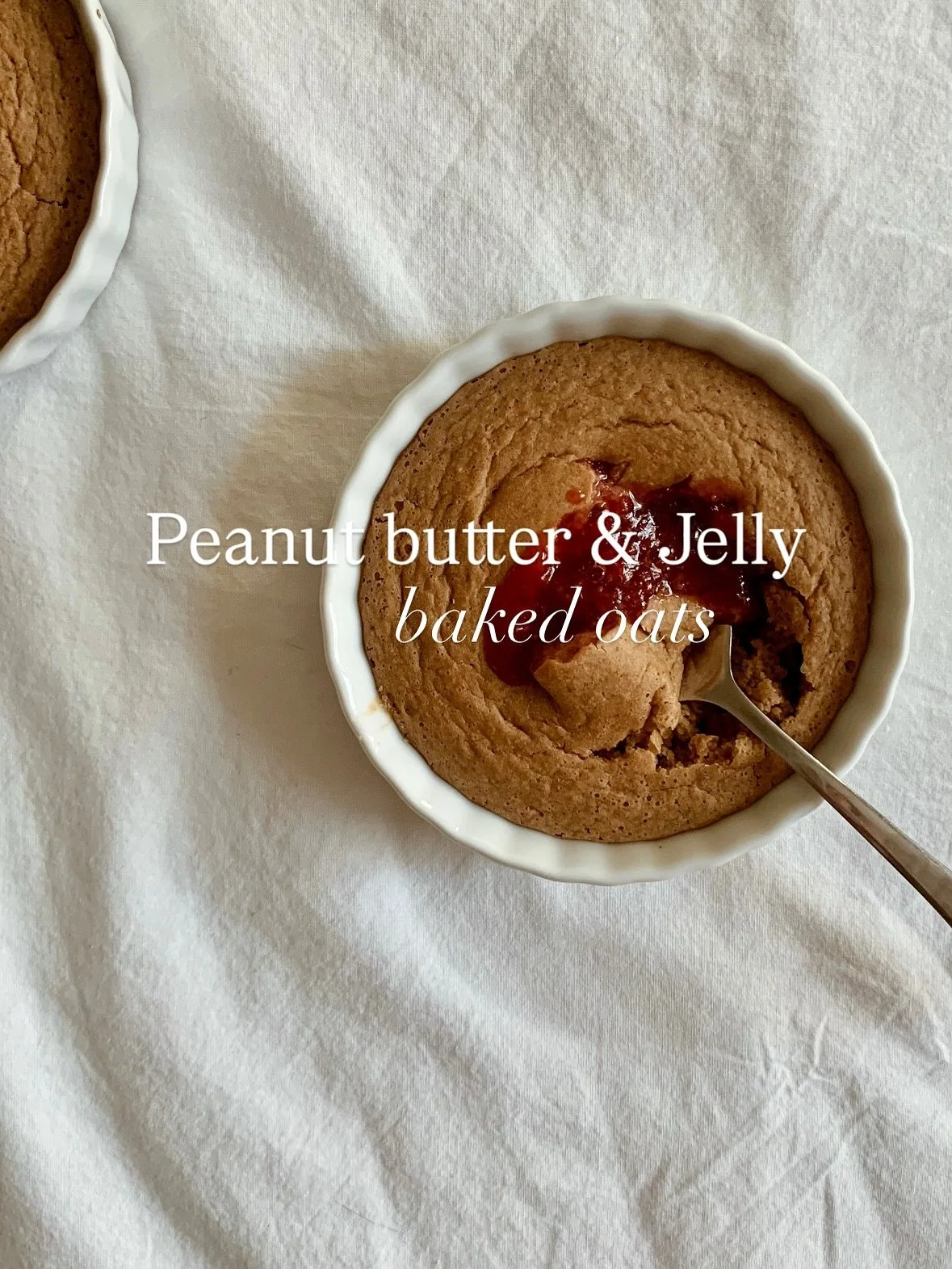 Make your week ahead a little sweeter with these pb &amp; j baked oats 🤍

Prep time: 5 min
Ingredients: 7
Servings: 2

Ingredients:

- 1/2 cup oats
- 1/2 cup plant milk
- 1 tbsp peanut butter 
- 1 tbsp coconut sugar
- 1 tsp baking powder

Filling:
-